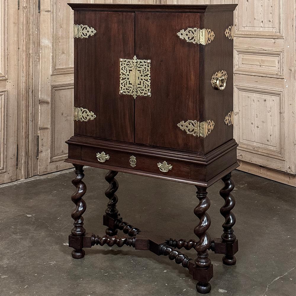 Hand-Crafted 19th Century Dutch Raised Cabinet in the Chinoiserie Style For Sale