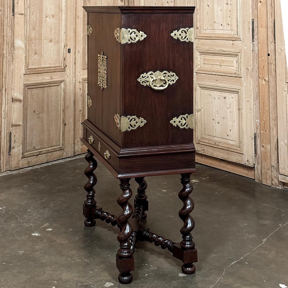 19th Century Dutch Raised Cabinet in the Chinoiserie Style For Sale 3
