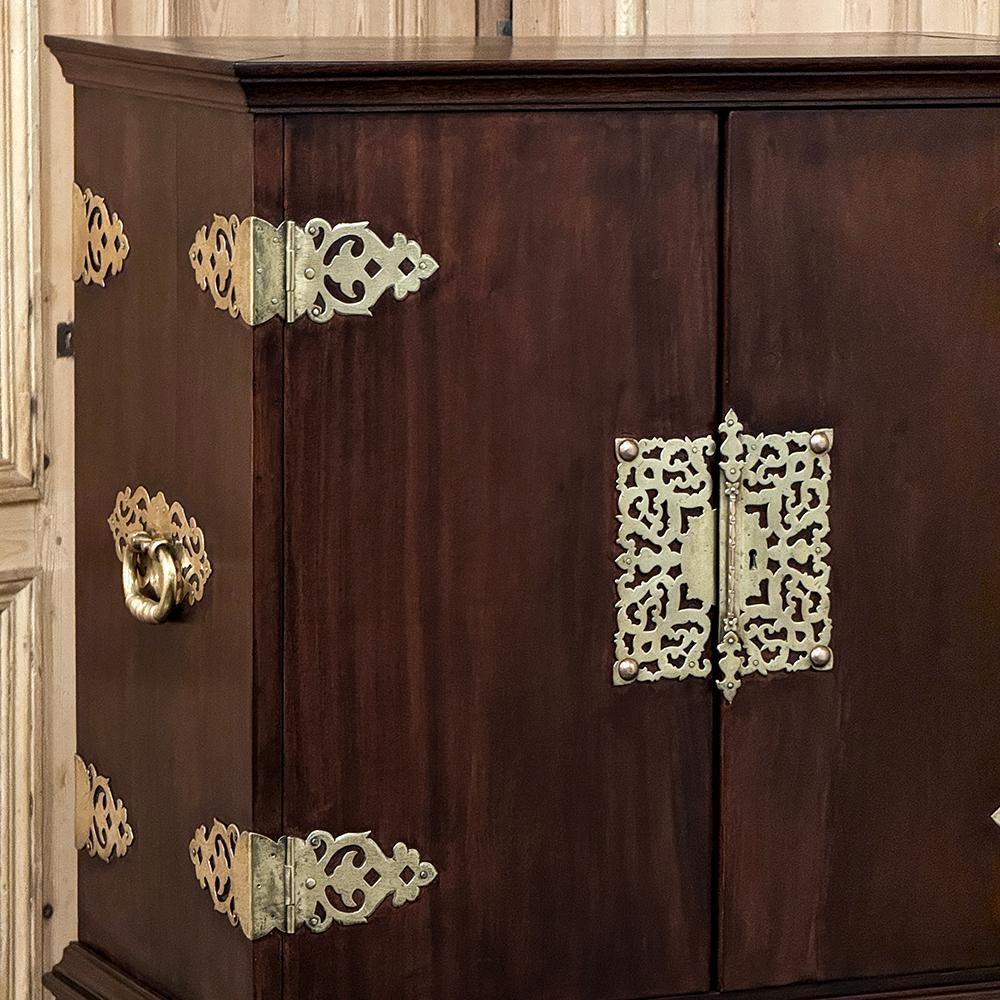 19th Century Dutch Raised Cabinet in the Chinoiserie Style For Sale 4