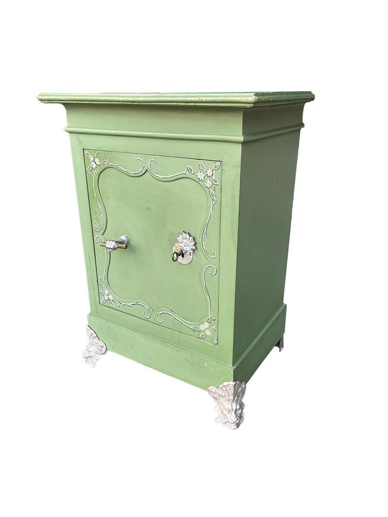 Cassaforte olandese del XIX secolo, 1880 circa

Cassaforte olandese a sportello singolo in vernice verde opaca con motivo floreale dipinto a mano. L'interno è color crema con ripiano. La parte anteriore ha un manico in bronzo con un bastone come