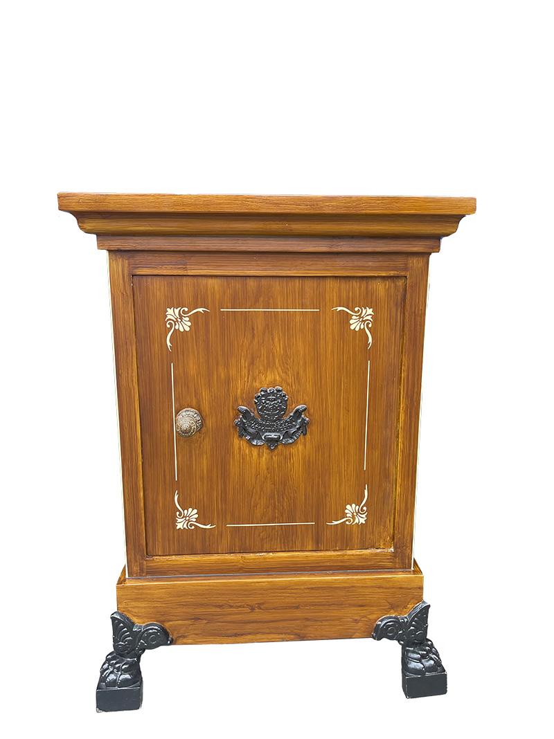 Cassaforte olandese del XIX secolo di F.A.I.P. Trousselot Rotterdam, 1880 ca.

Cassaforte olandese di F.A.J.P. Trousselot P. in finto legno tinto su gambe a forma di leone con due porte e due chiavi. È stata aggiunta anche una foto di un annuncio su