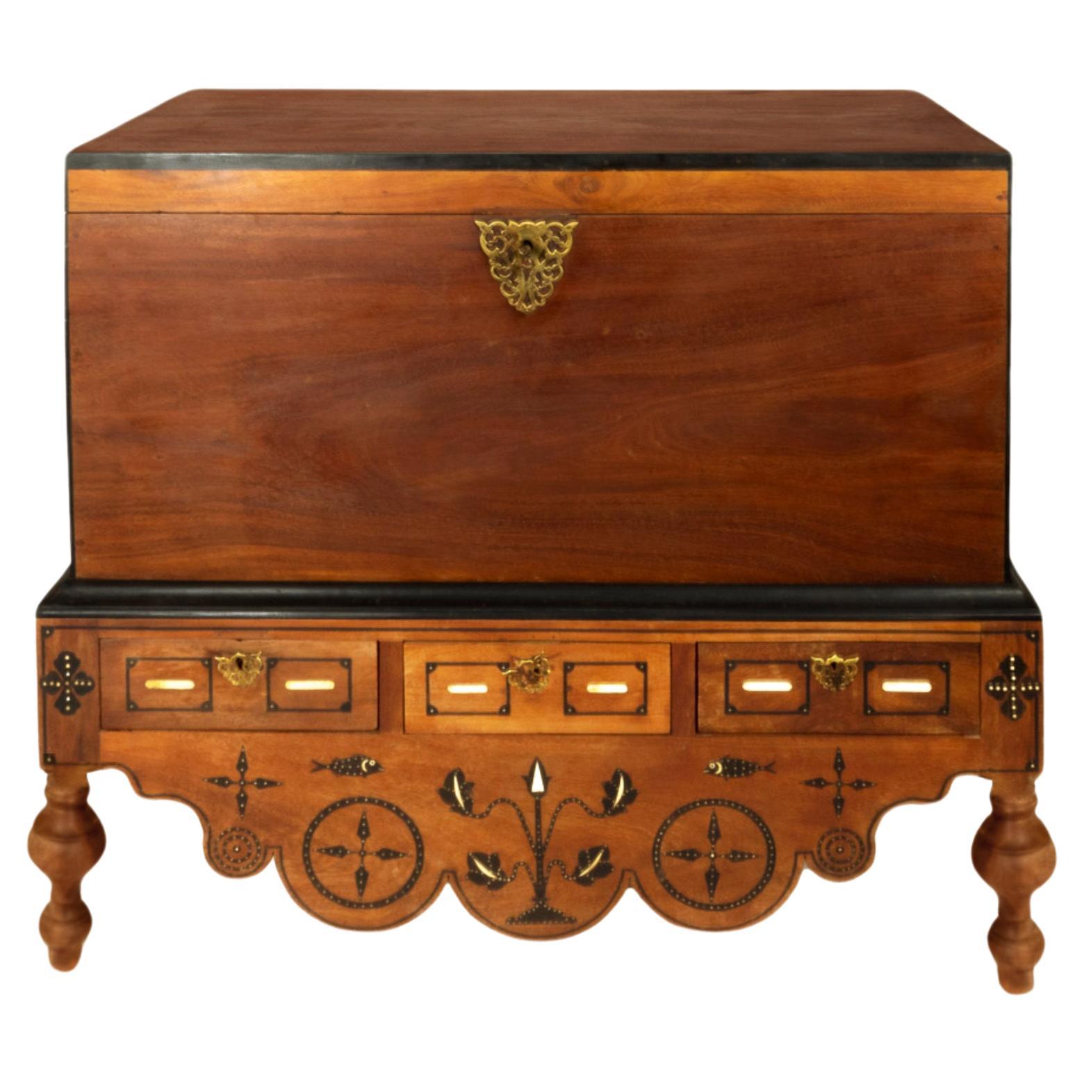 Coffre hollandais en bois satiné, 19e siècle en vente