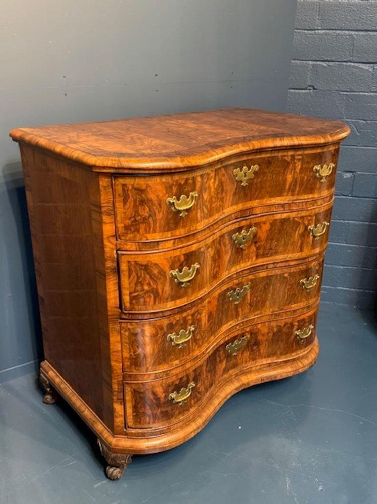 Découvrez le charme de l'artisanat historique avec notre commode à façade en noyer de forme hollandaise du 19e siècle. Conçue de manière experte pour offrir un grand espace de rangement, cette commode présente des façades aux formes complexes qui