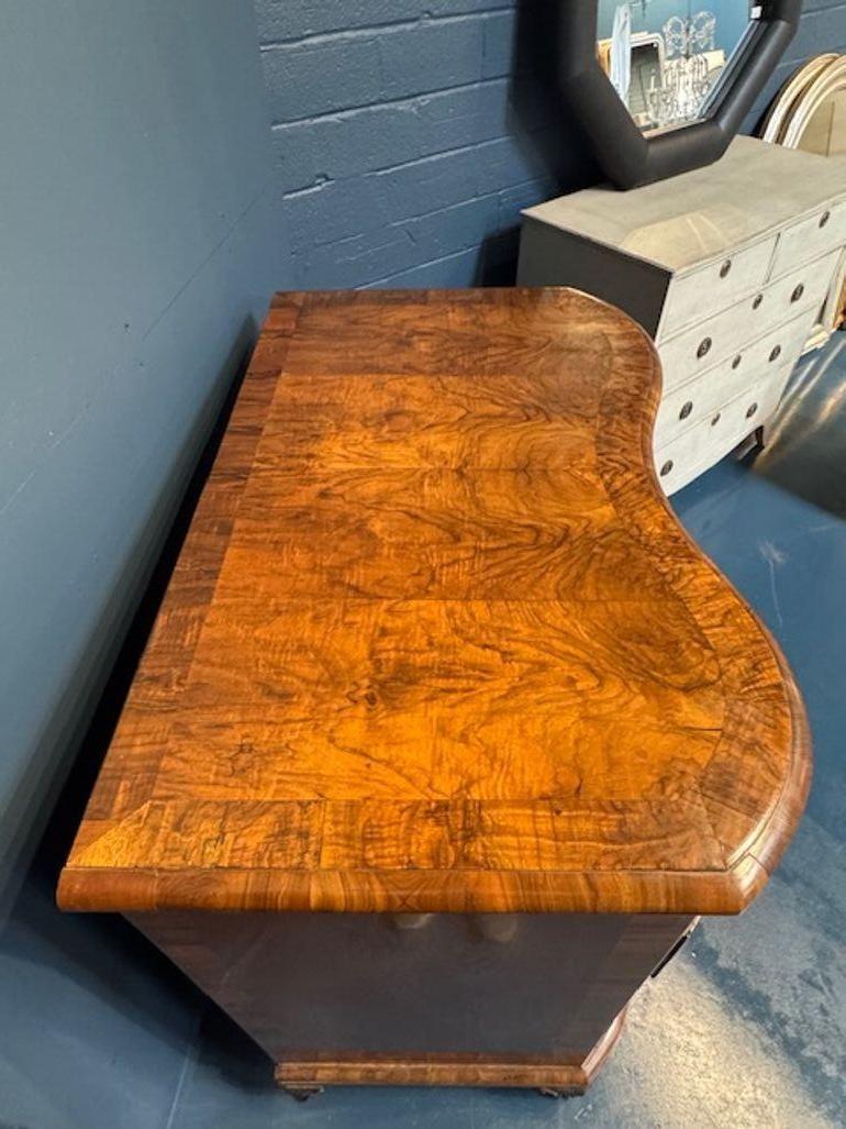 Néerlandais Commode en noyer du 19e siècle à façade façonnée hollandaise en vente