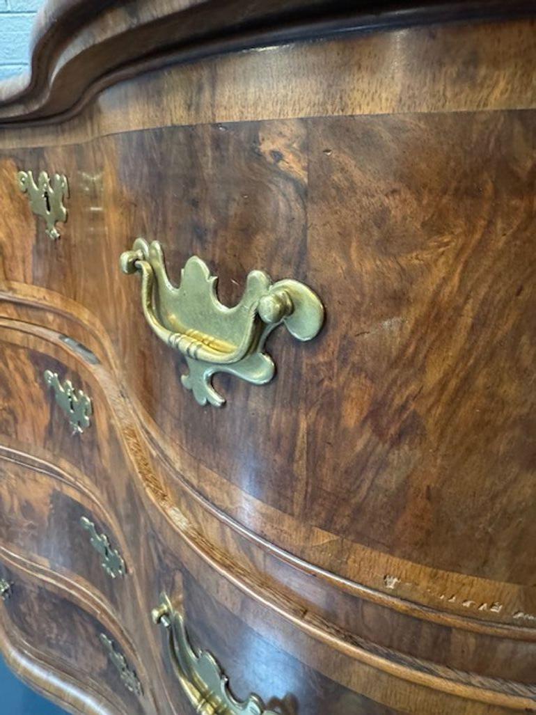 Commode en noyer du 19e siècle à façade façonnée hollandaise Bon état - En vente à Dallas, TX