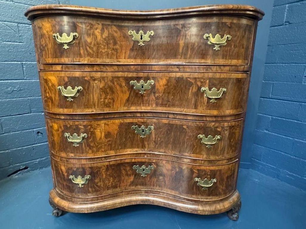 XIXe siècle Commode en noyer du 19e siècle à façade façonnée hollandaise en vente