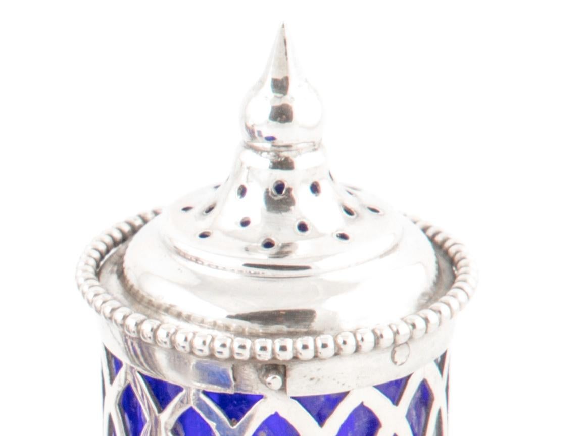 Juego holandés del siglo XIX de plata y cristal azul cobalto para condimentos en venta 1
