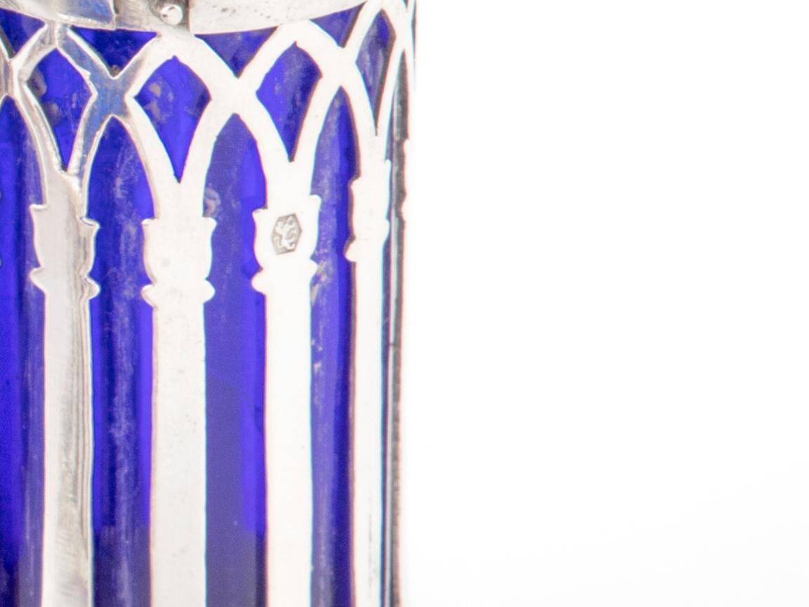 Juego holandés del siglo XIX de plata y cristal azul cobalto para condimentos en venta 2