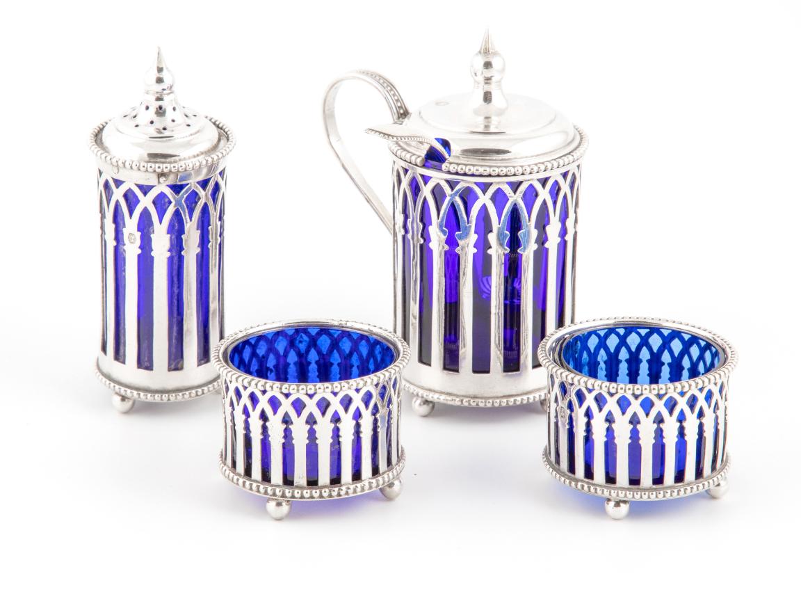 Juego holandés del siglo XIX de plata y cristal azul cobalto para condimentos en venta 3