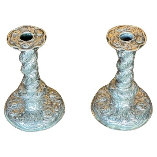 19. Jahrhundert Niederländisch Silber Floral Repousse Candle Sticks (Paar) (Neoklassisch) im Angebot