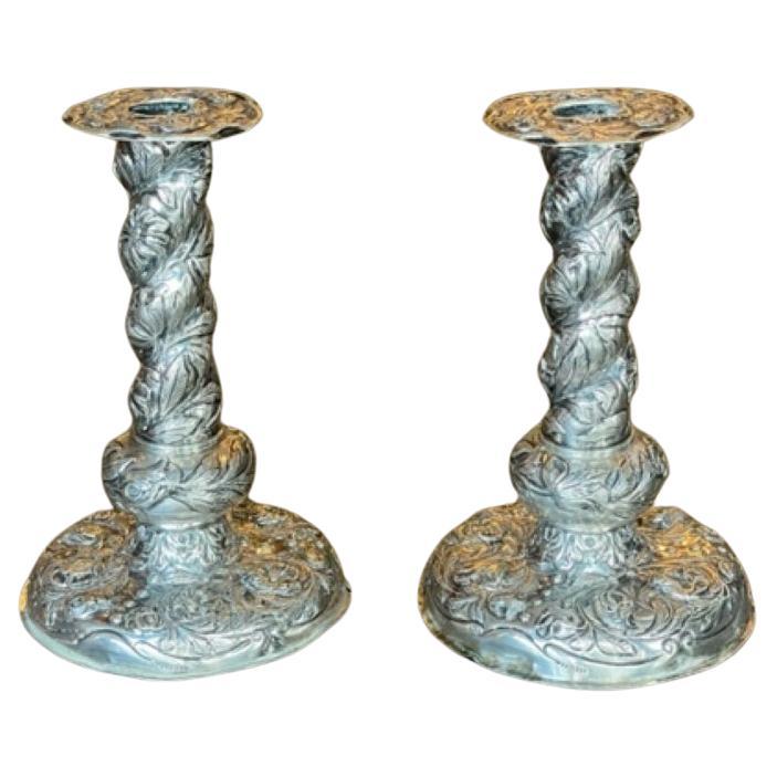 Paire de bâtons de bougie en argent hollandais du 19e siècle à motif floral repoussé