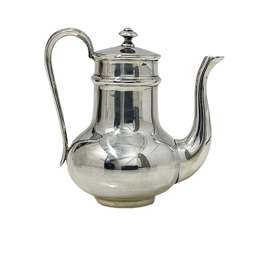 Caffettiera in miniatura in argento olandese del XIX secolo di J.M. van Kempen & Zonen

Una caffettiera d'argento giocattolo per bambini in miniatura realizzata da J.M. Van Kempen & Zonen a Voorschoten (Paesi Bassi). La caffettiera ha il marchio