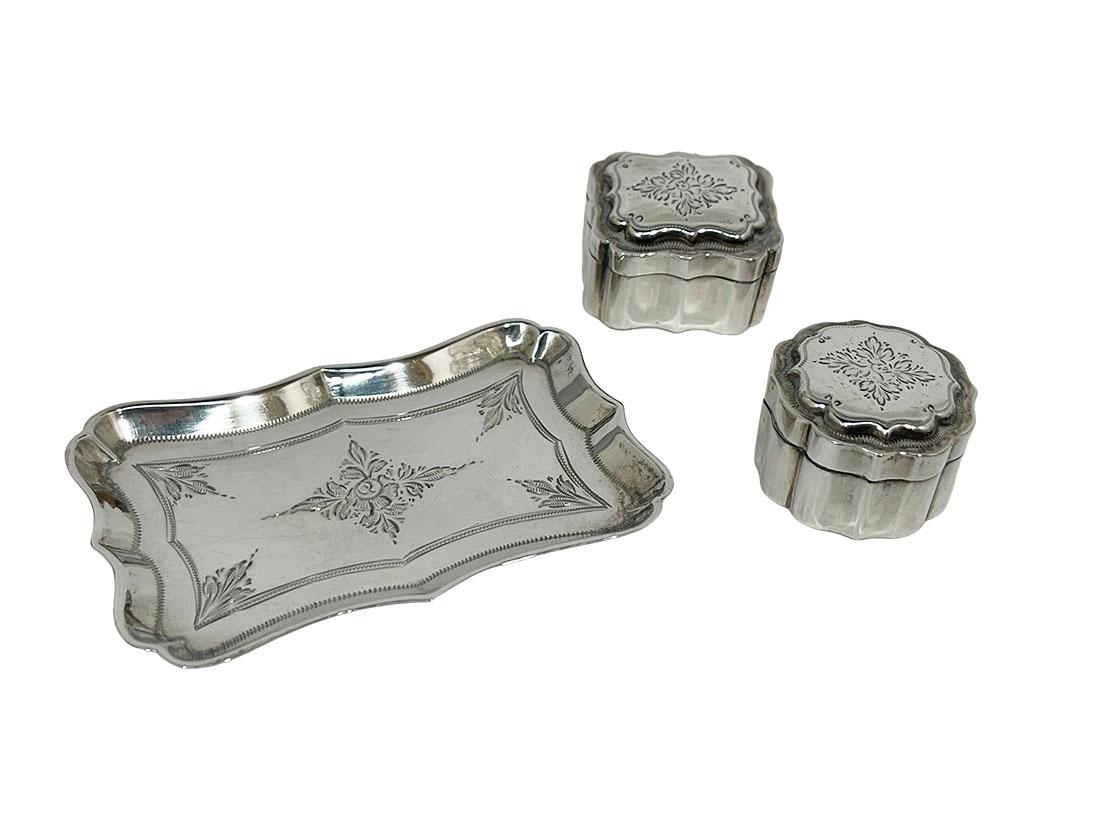 Set di barattoli di biscotti in miniatura in argento del XIX secolo su un vassoio

Vassoio in miniatura con due scatole di biscotti, rotonda e rettangolare, su un vassoio, tutte smerlate e incise. Argento olandese con marchio della vecchia Spada,