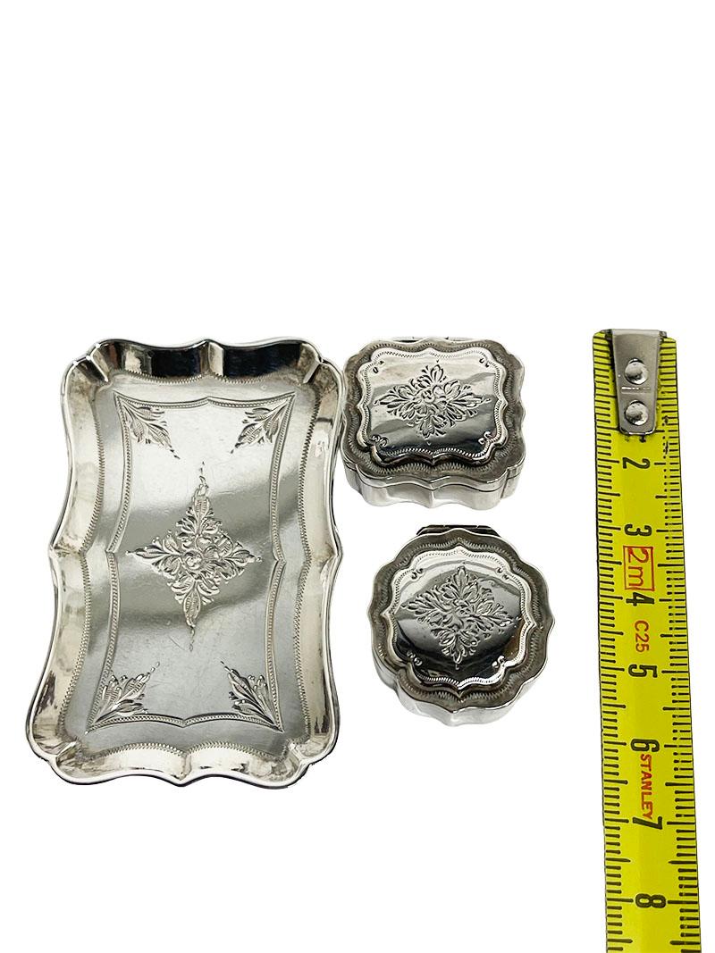 Set di barattoli di biscotti in miniatura in argento del XIX secolo su un vassoio In condizioni buone in vendita a Delft, NL