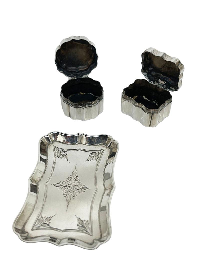 Set di barattoli di biscotti in miniatura in argento del XIX secolo su un vassoio in vendita 1