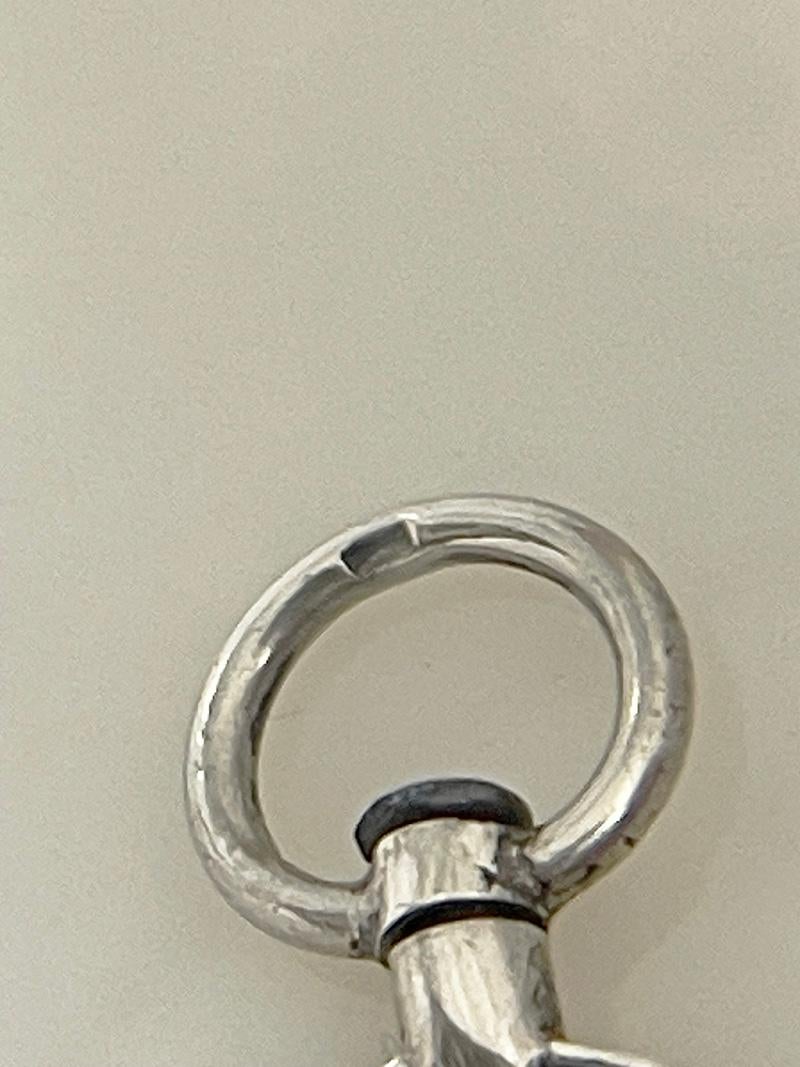 19th Century Dutch silver watch-key with a scene of a bunch of grapes In Good Condition For Sale In Delft, NL