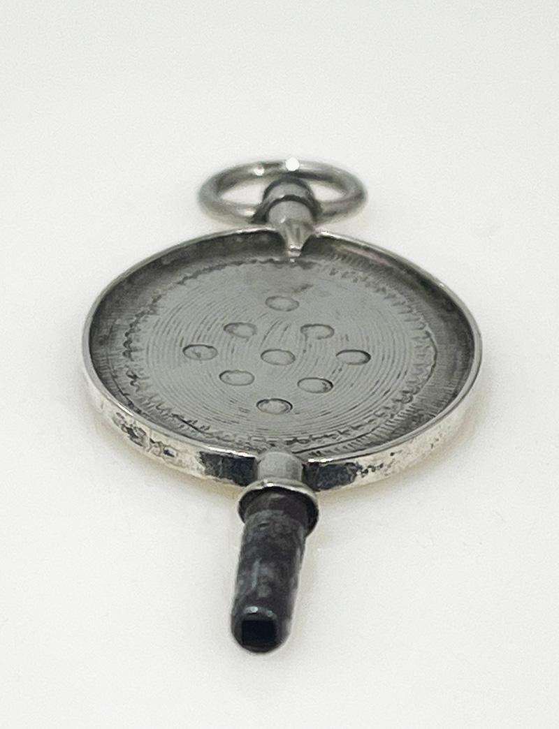 19th Century Dutch silver watch-key with a scene of a bunch of grapes For Sale 1