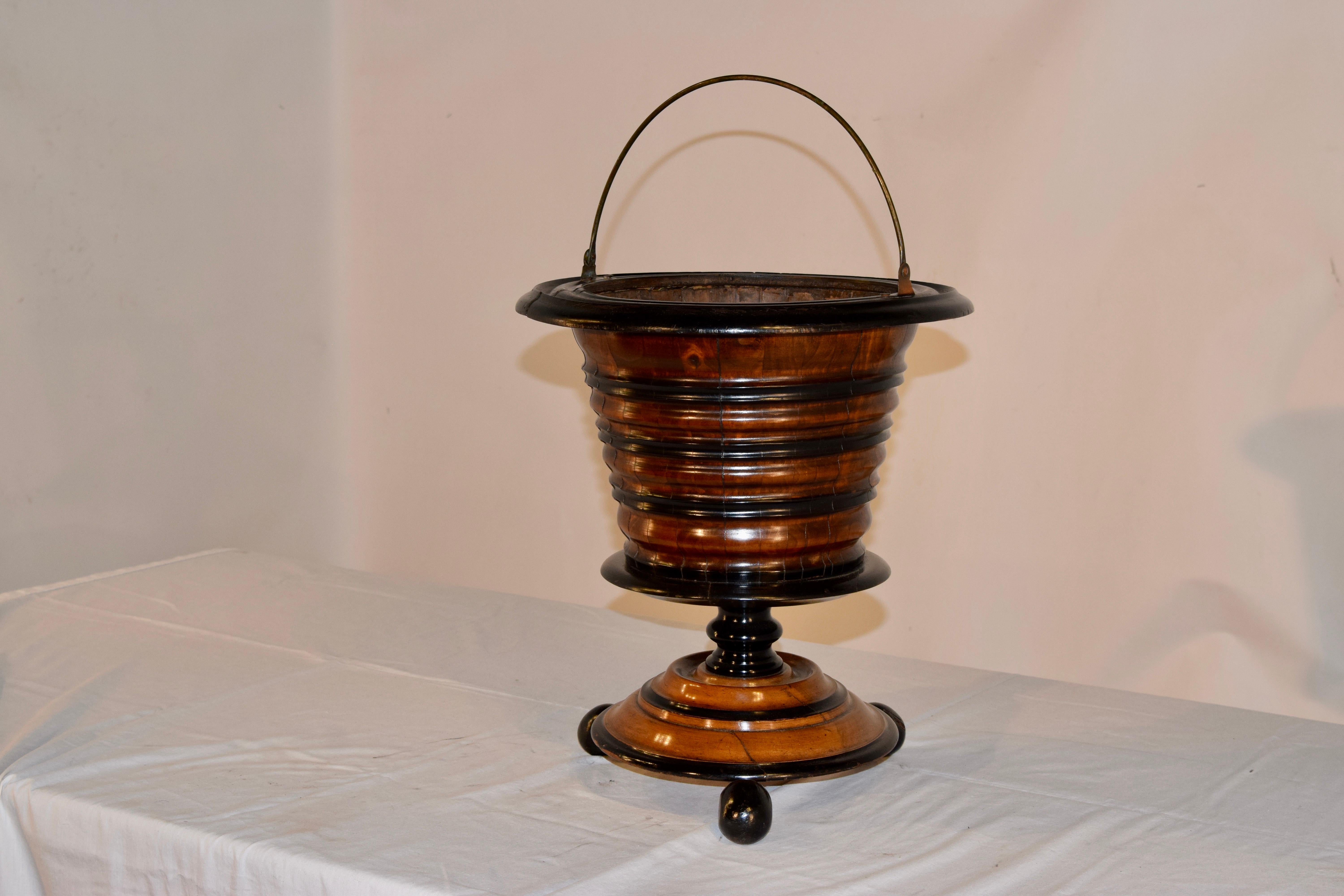 19th century teestoff, made from walnut and ebonized walnut, which are in a scalloped form and molded edge, resting on top of a hand turned column and hand turned base, supported on hand turned feet. It retains its original brass handle. There is no