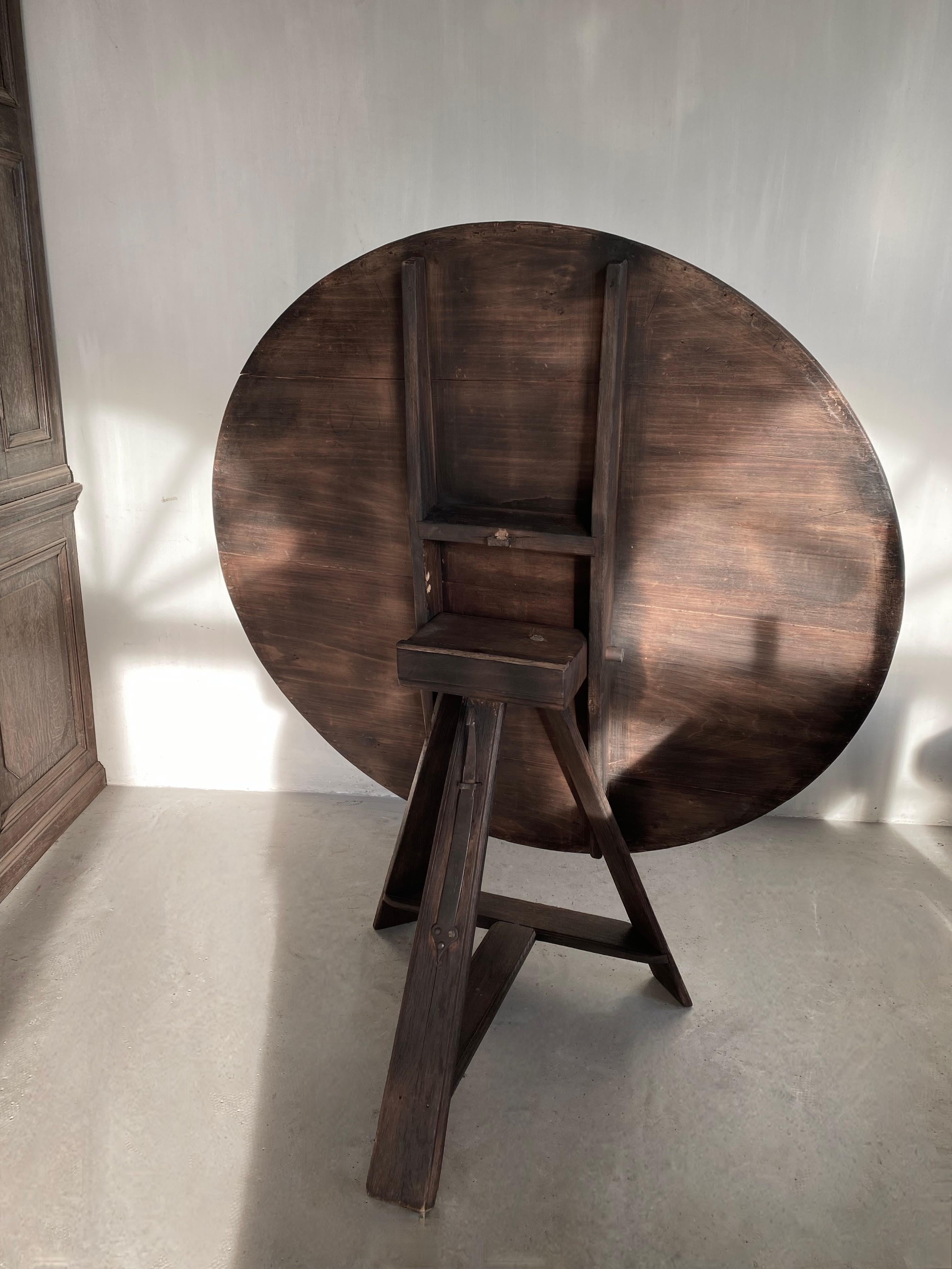 This beautiful and completely original Dutch folding table is a unique item.
In very good condition with the original 19th century steel handle to click the tablet to the legs.

The perfect table next to a sofa or in an entrance hall, as well as a