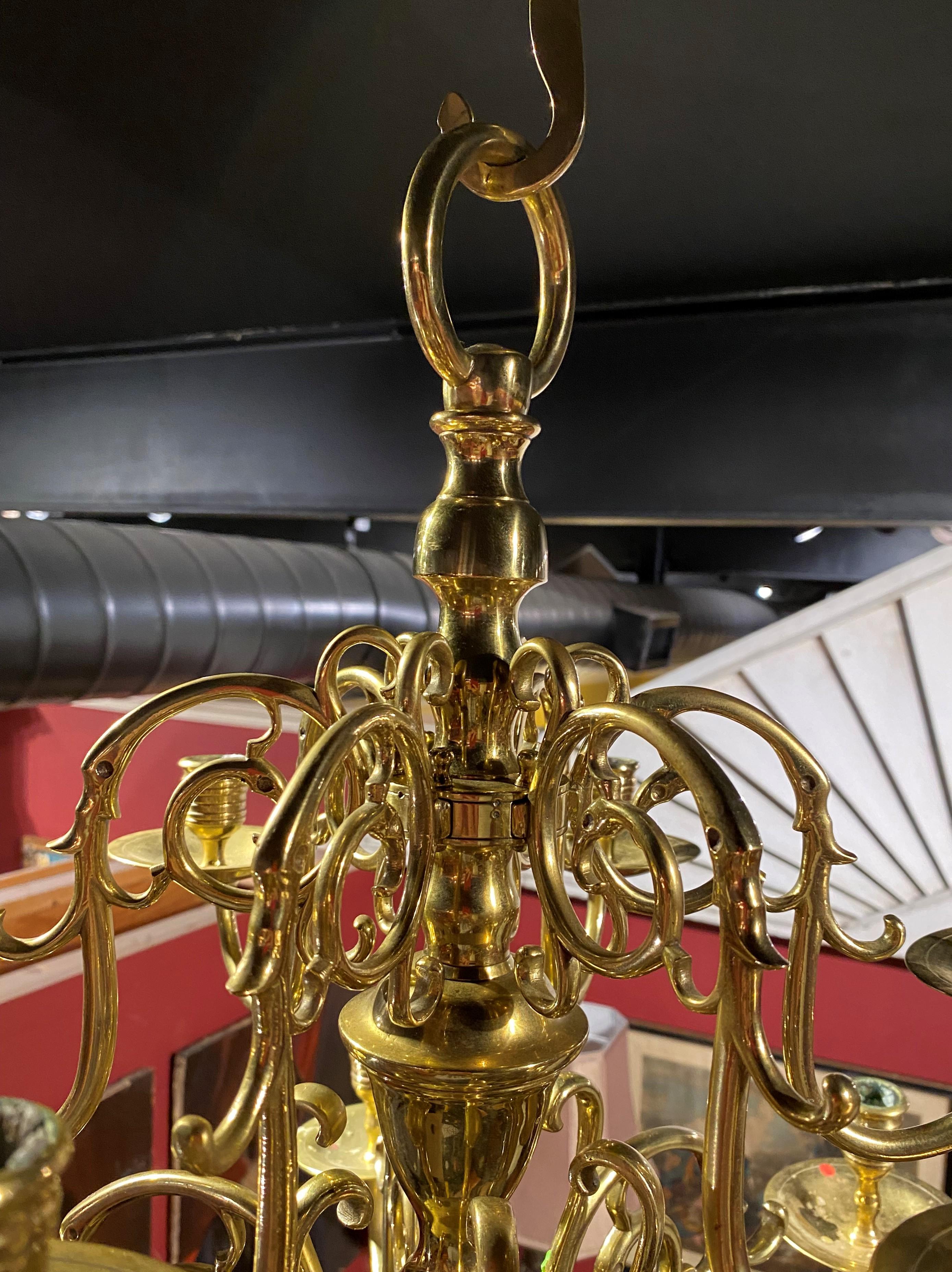 Moulage Lustre hollandais du XIXe siècle à 12 éclairages en laiton à deux niveaux avec rotin, XIXe siècle en vente