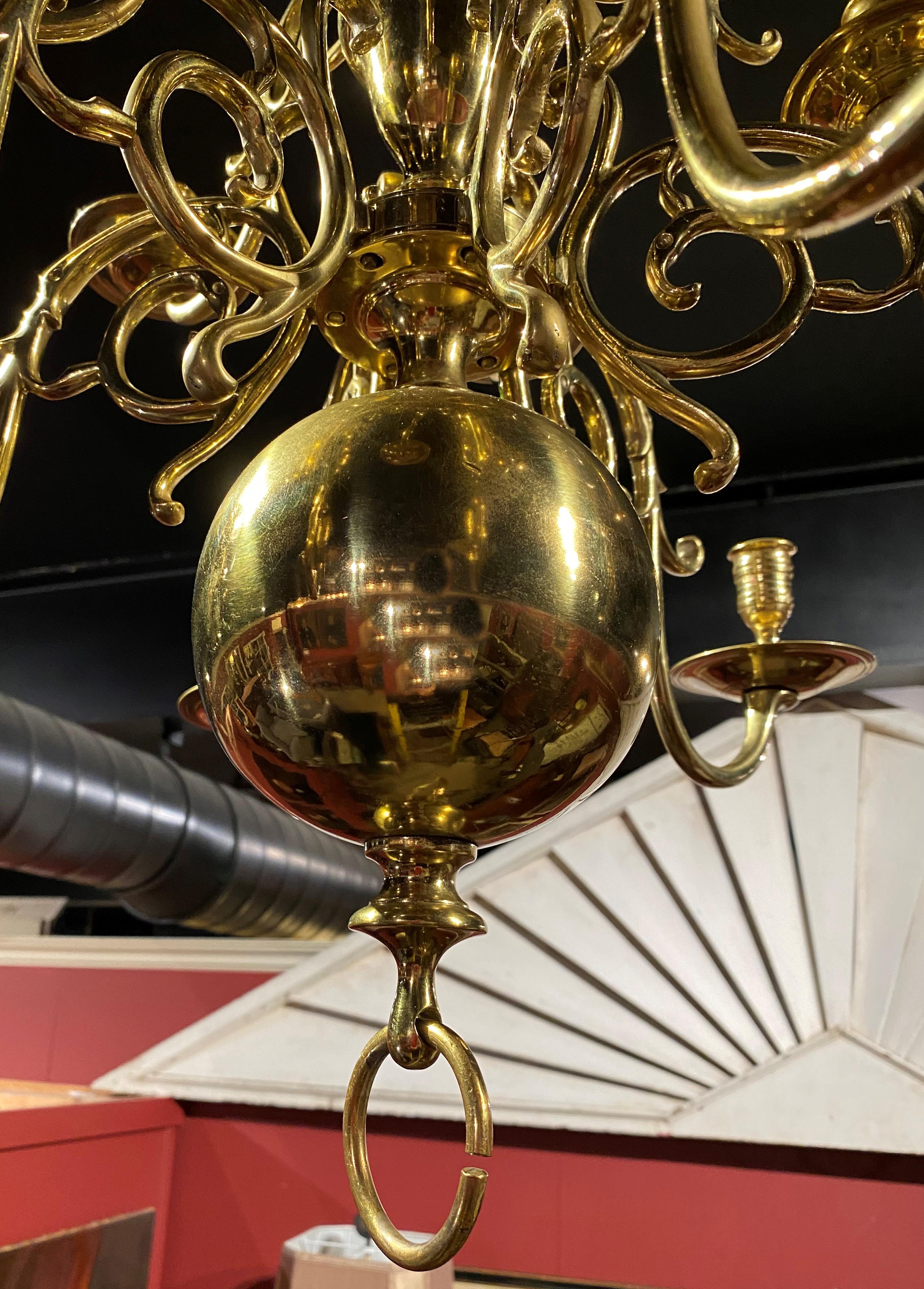 Lustre hollandais du XIXe siècle à 12 éclairages en laiton à deux niveaux avec rotin, XIXe siècle Bon état - En vente à Milford, NH