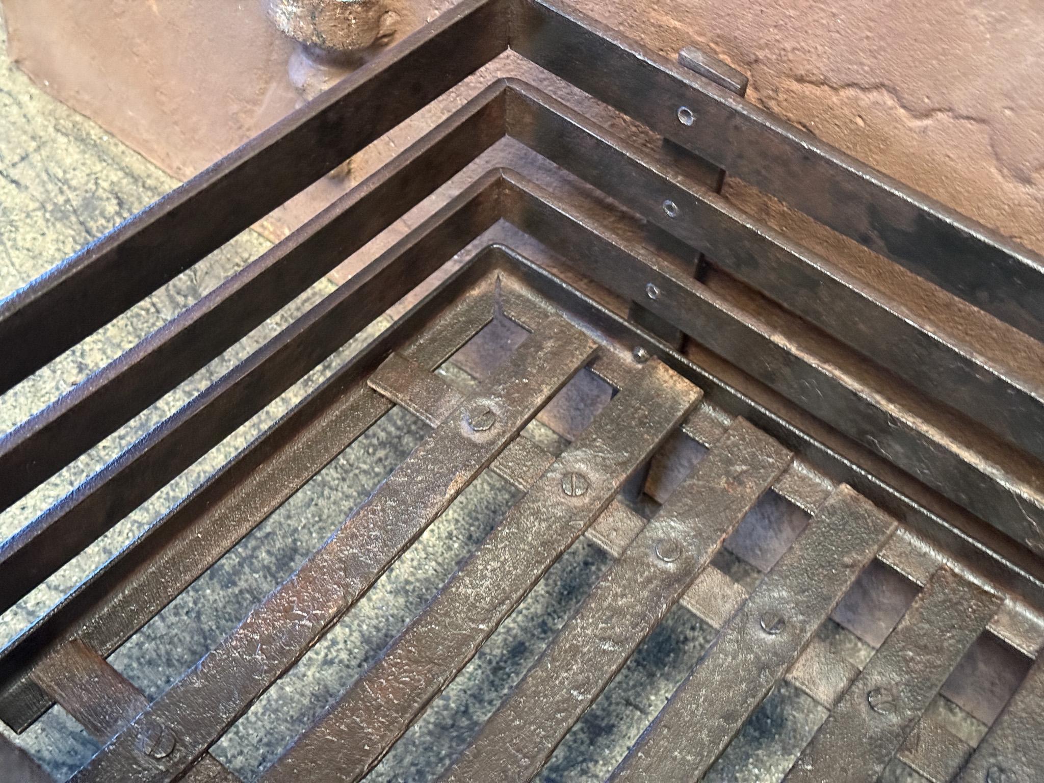 Grille de cheminée ou panier de cheminée victorien néerlandais du 19ème siècle en vente 6
