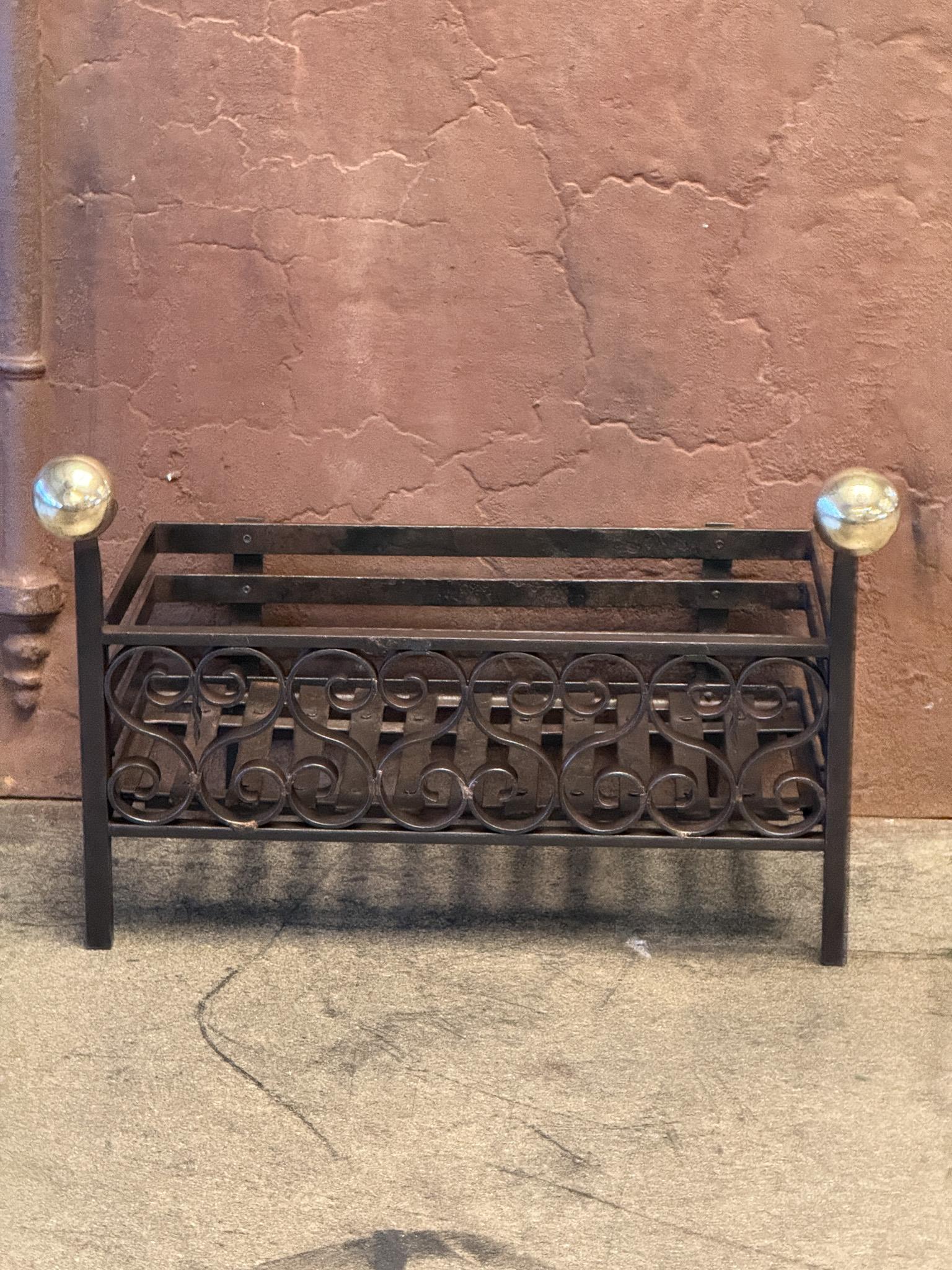 Panier de cheminée d'époque victorienne hollandaise du 19e siècle, grille de foyer en fer forgé et laiton poli. La grille du foyer est en bon état et peut être utilisée dans le foyer. 








