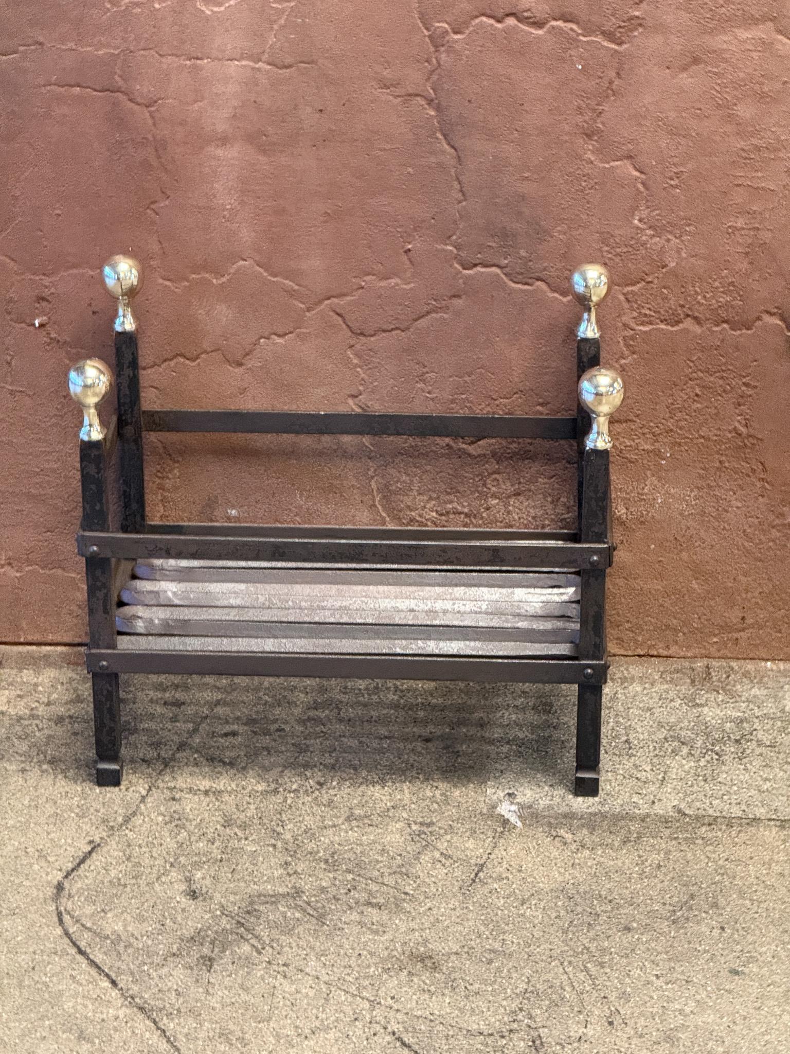Panier de cheminée d'époque victorienne hollandaise du 19e siècle, grille de foyer en fer forgé et laiton poli. La grille du foyer est en bon état et peut être utilisée dans le foyer. 








