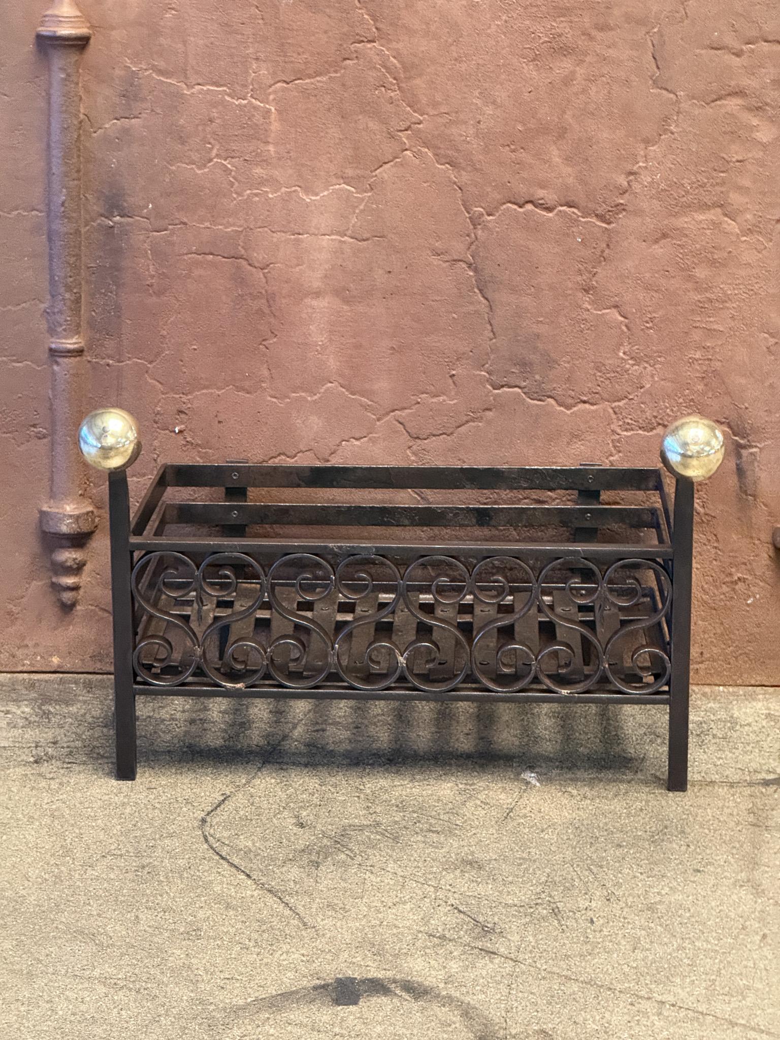 Forgé Grille de cheminée ou panier de cheminée victorien néerlandais du 19ème siècle en vente