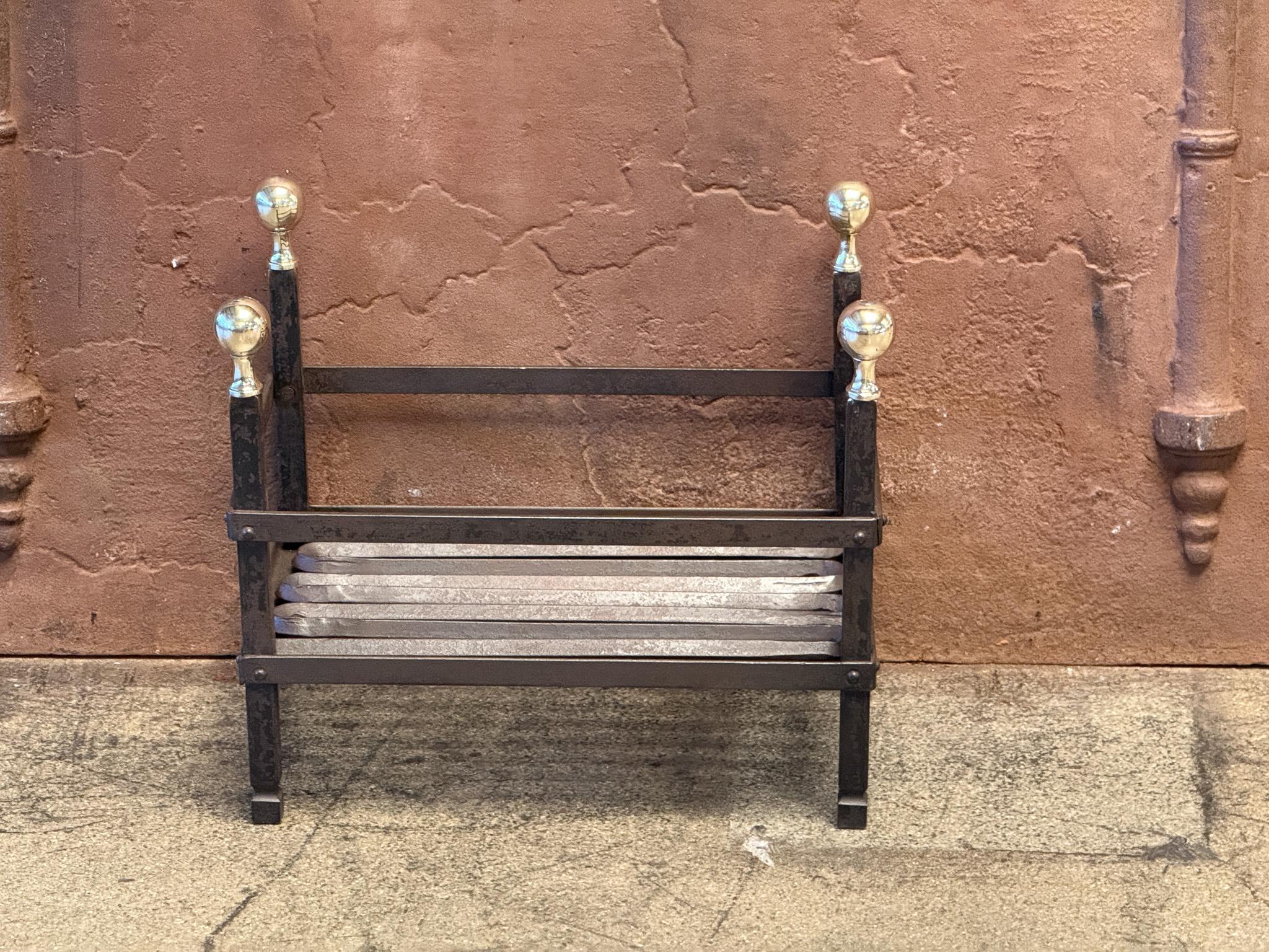 Forgé Grille de cheminée ou panier de cheminée victorien néerlandais du 19ème siècle en vente