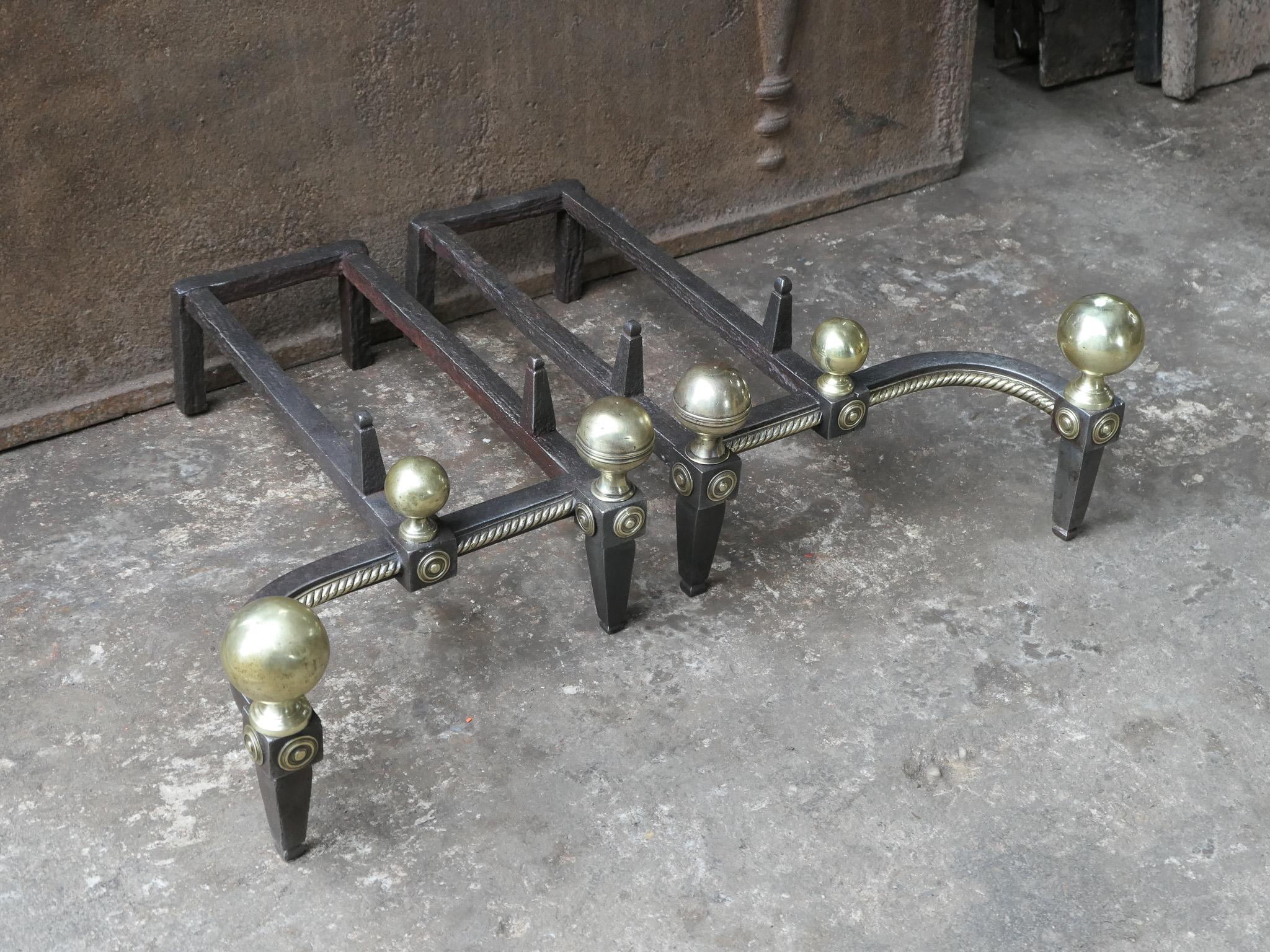Fer forgé Grille de cheminée ou panier de cheminée victorien néerlandais du 19ème siècle en vente