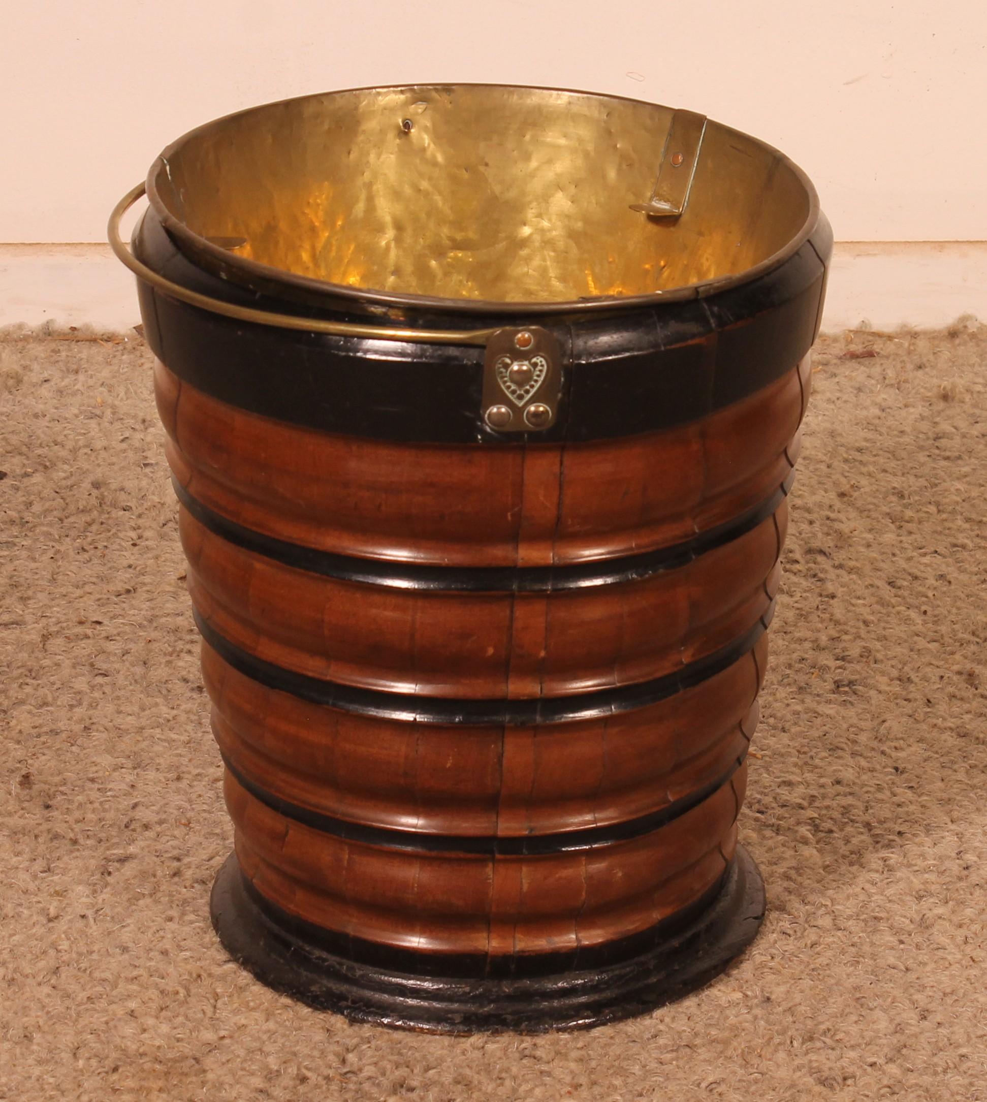superb and elegant Dutch bucket in walnut and blackened wood from the 19th century
Very beautiful model with its brass peat
bucket with swivel handle
ideal as a trash can, planter or next to a fire
good quality
Superb patina and in magnificent