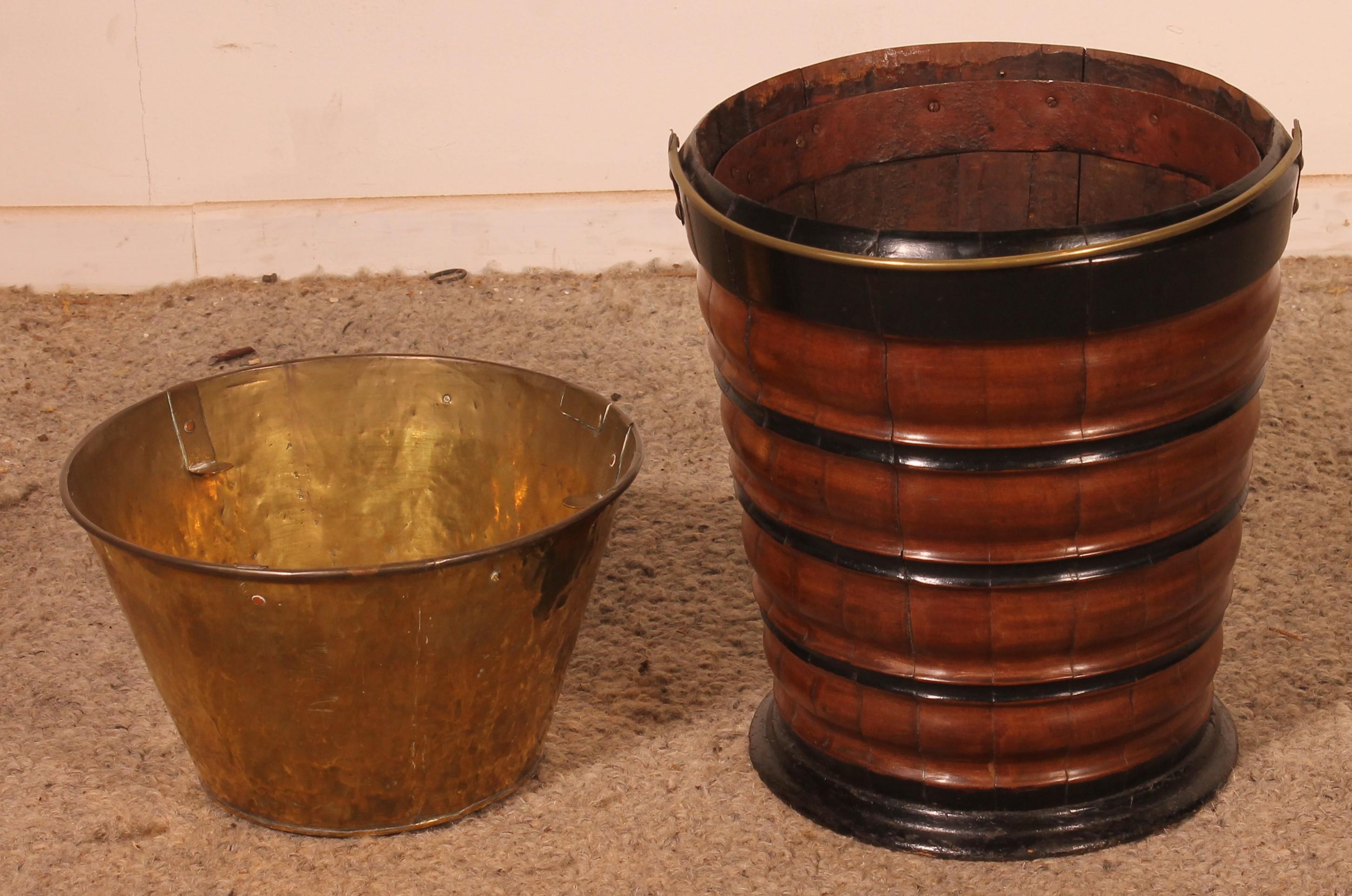 19th Century Dutch Walnut The Bucket In Good Condition For Sale In Brussels, Brussels