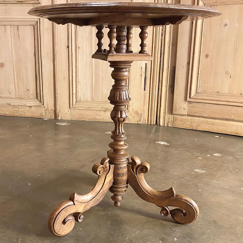 19th Century Dutch Walnut Tilt Top End Table In Good Condition For Sale In Dallas, TX