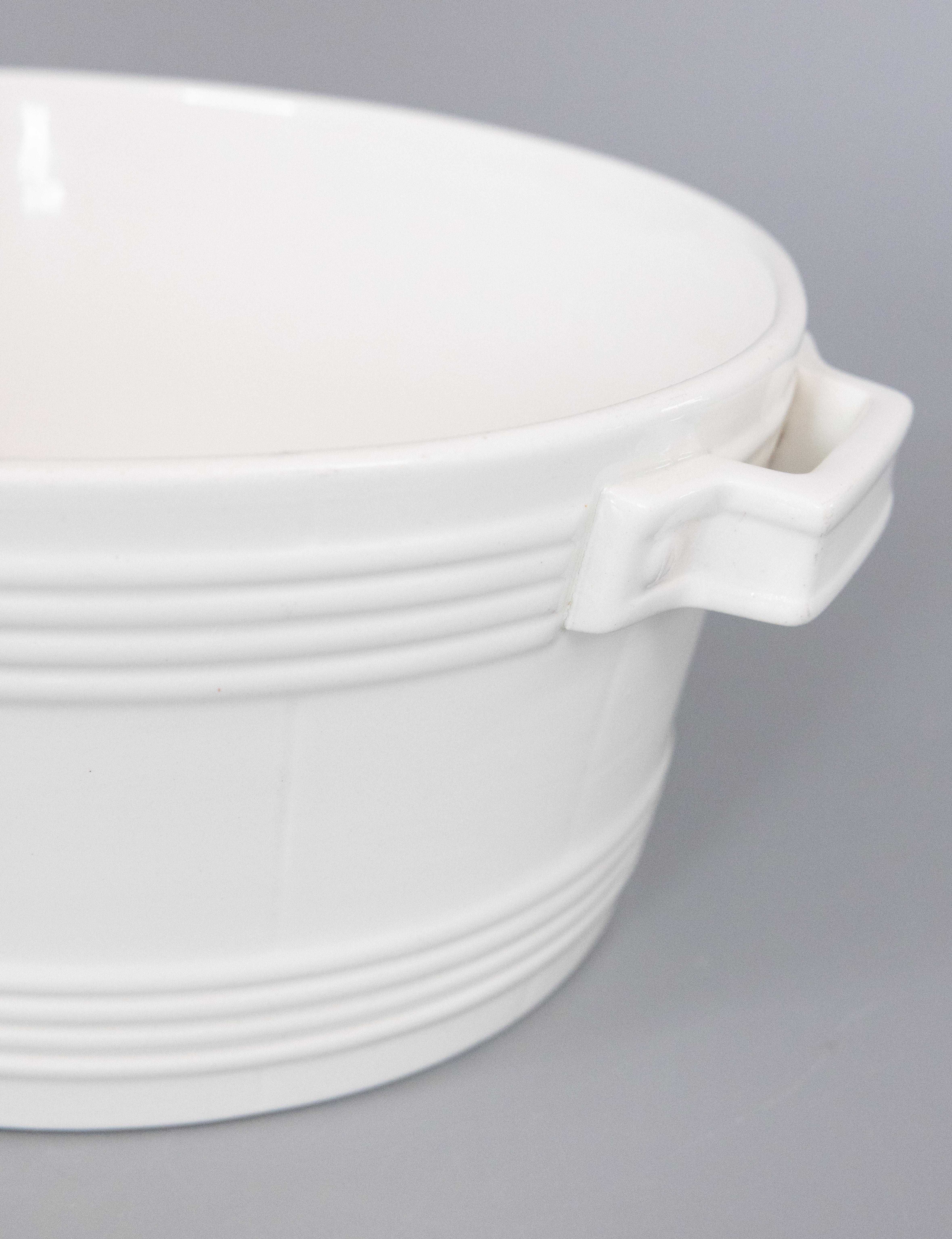 Un delizioso cachepot, fioriera o jardiniere in pietra ferrosa bianca olandese della Société Céramique Maestricht, prodotto in Olanda, circa 1890. Marchio del fabbricante sul retro. Questa raffinata fioriera ha un design semplice a cesto, con linee