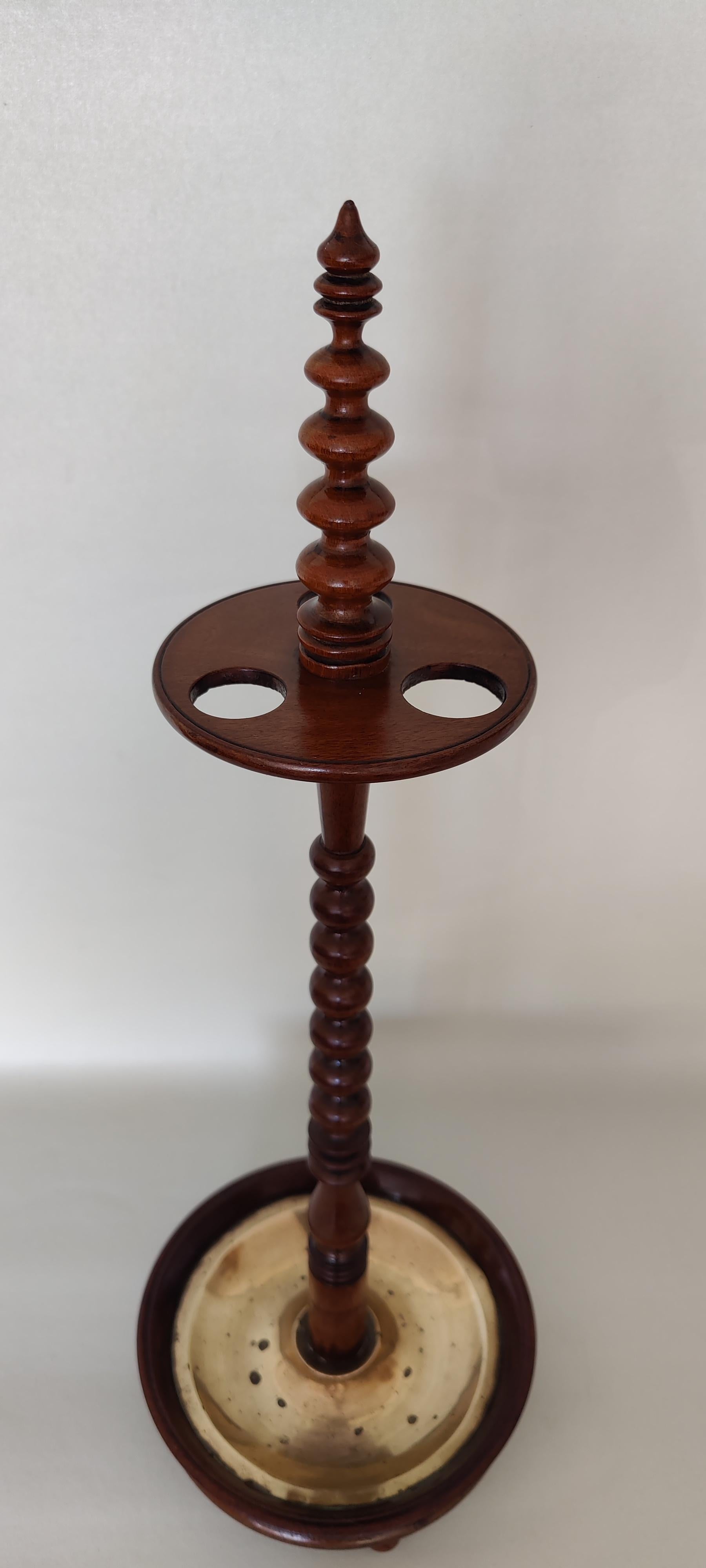 Soporte para pipa holandesa del siglo XIX con tallo retorcido, sobre una base redonda con cazoleta interior de latón. Adecuado para 3 pipas Gouda largas. Estas pipas estaban hechas de arcilla. Data de mediados del siglo XIX. 
