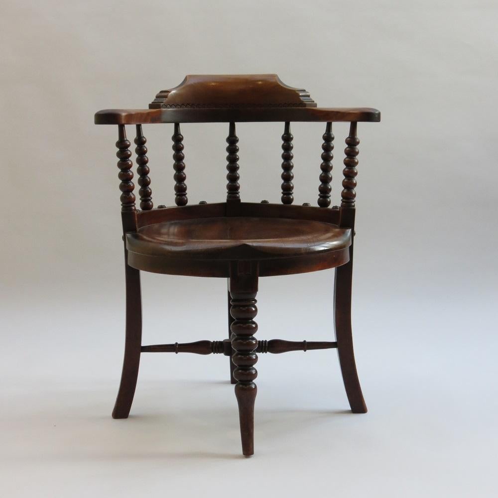 Ein außergewöhnlicher Eckstuhl mit gebogener Rückenlehne aus den 1870er Jahren, der E. W. Godwin zugeschrieben wird und wahrscheinlich von William Watt hergestellt wurde. Sehr gut konstruierter Bogenstuhl mit runder Sitzfläche und geklöppelten