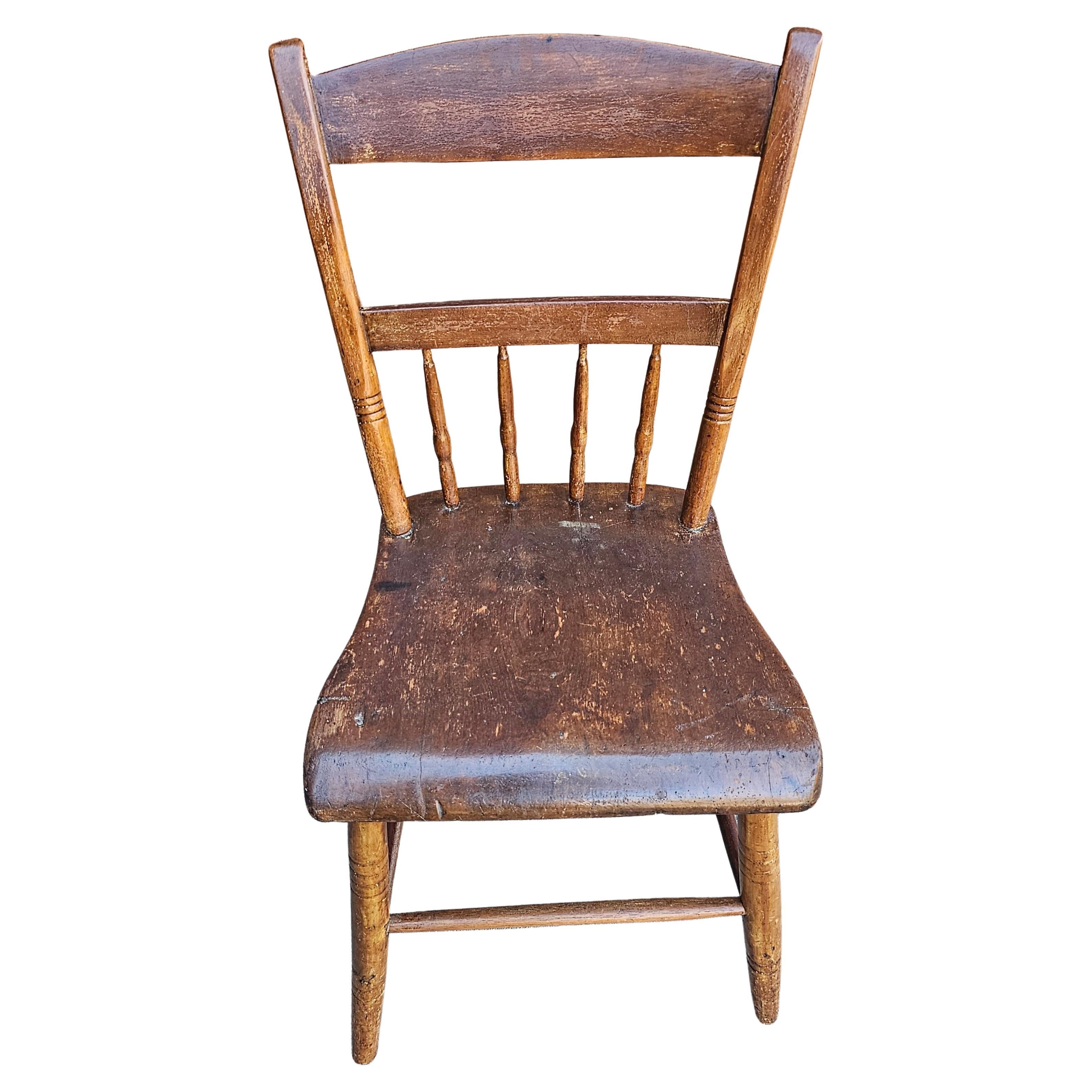 Ein 19. Jahrhundert frühen amerikanischen Stil Ahorn Leiter und Spindel zurück Plank Side Chair. Es ist eine schöne Ergänzung zu Ihrer Sammlung. Misst 17
