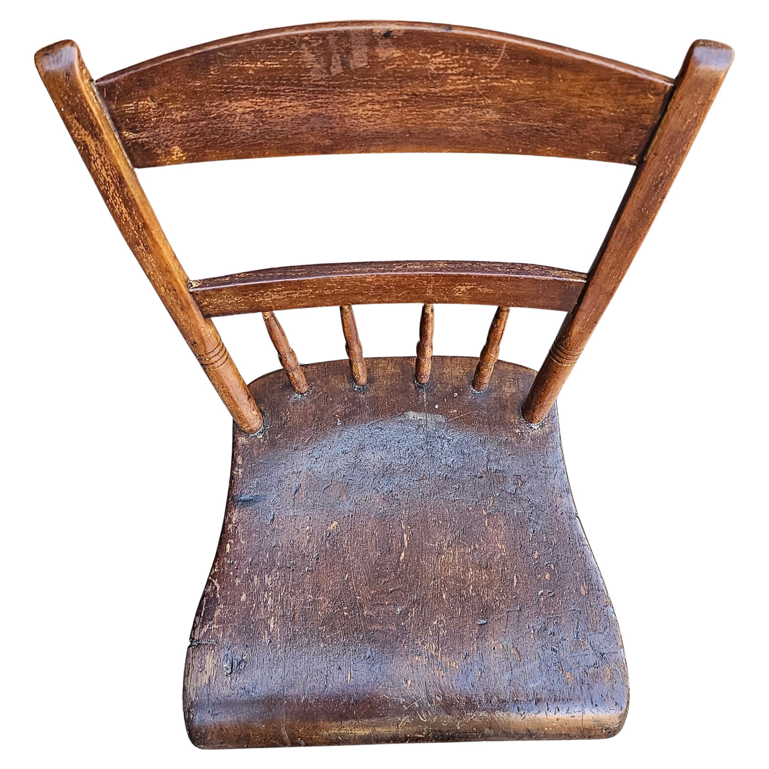19. Jahrhundert frühen amerikanischen Stil Ahorn Leiter und Spindel zurück Plank Side Chair (Amerikanisch Kolonial) im Angebot