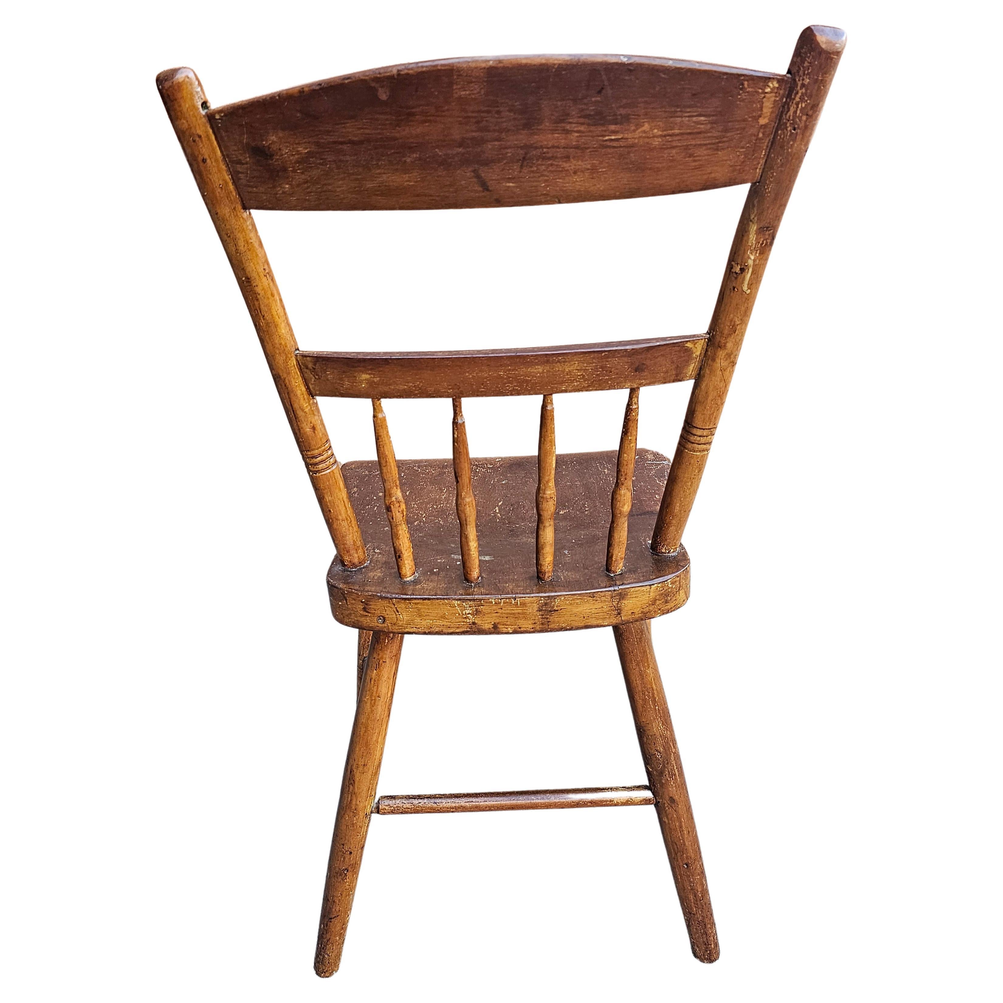 19. Jahrhundert frühen amerikanischen Stil Ahorn Leiter und Spindel zurück Plank Side Chair im Zustand „Gut“ im Angebot in Germantown, MD