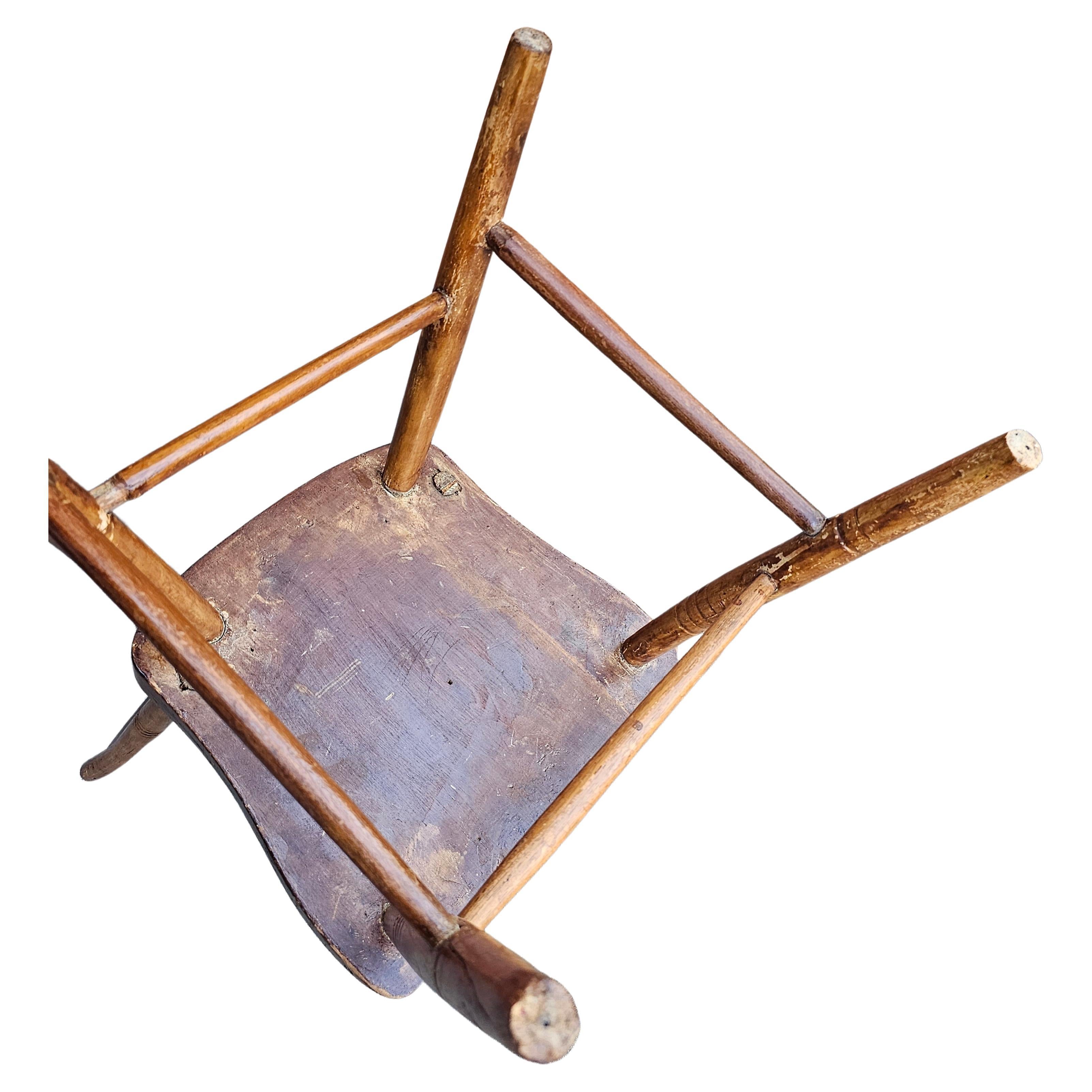 19. Jahrhundert frühen amerikanischen Stil Ahorn Leiter und Spindel zurück Plank Side Chair (Ahornholz) im Angebot