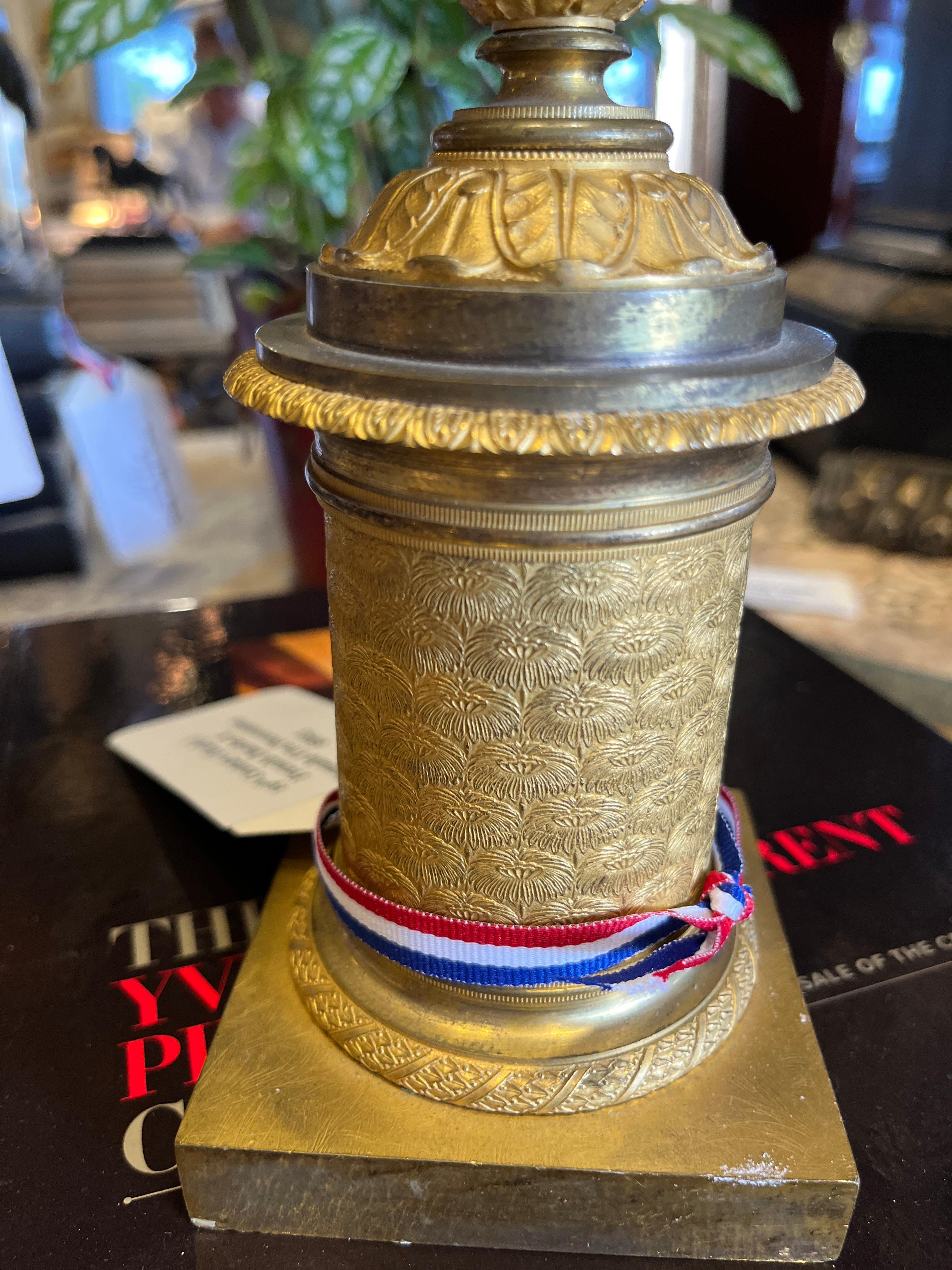 19th Century (Early) French Charles X Ormalu Urn Decoration In Good Condition For Sale In Scottsdale, AZ