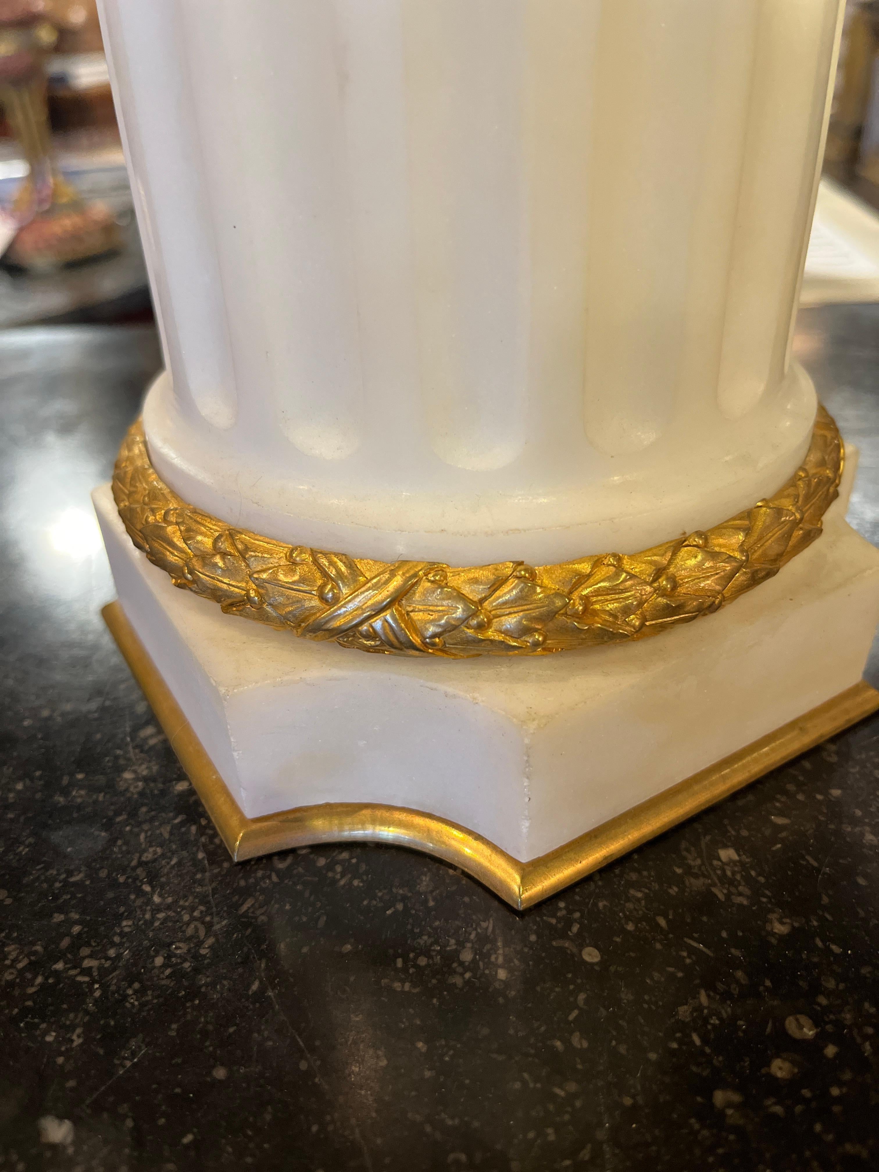 Stile impero Orologio francese del XIX secolo (primi anni) Marmo e Ormolu in vendita