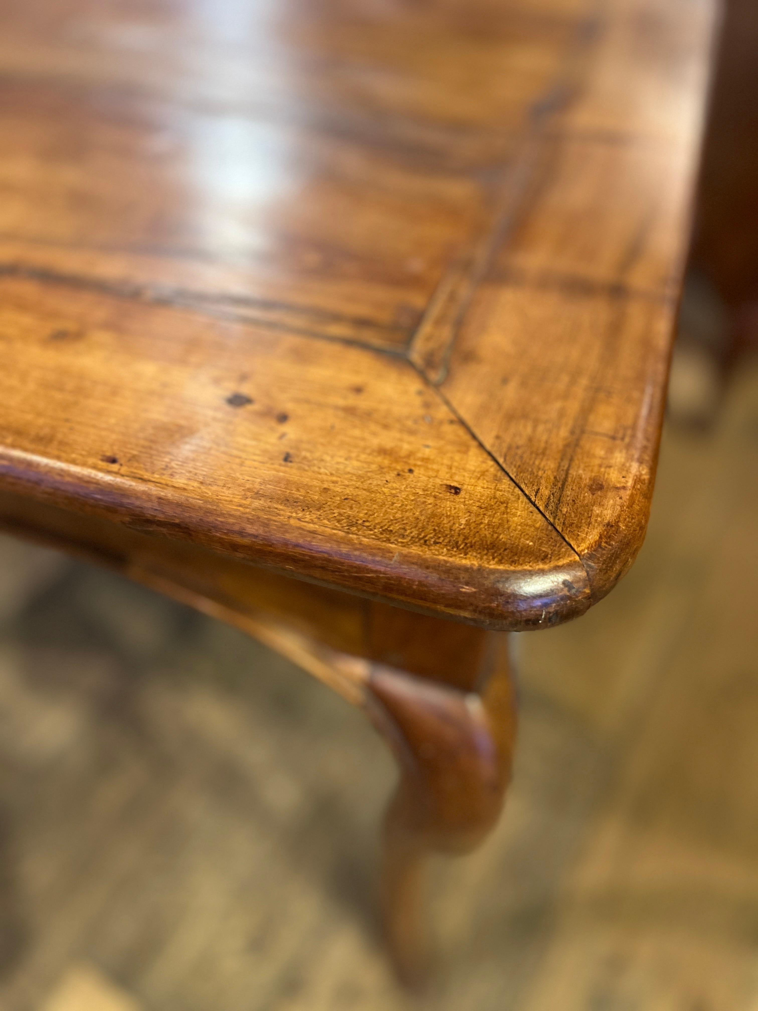 Mesa francesa de nogal del siglo XIX (principios) Patas cabriolé Francés en venta