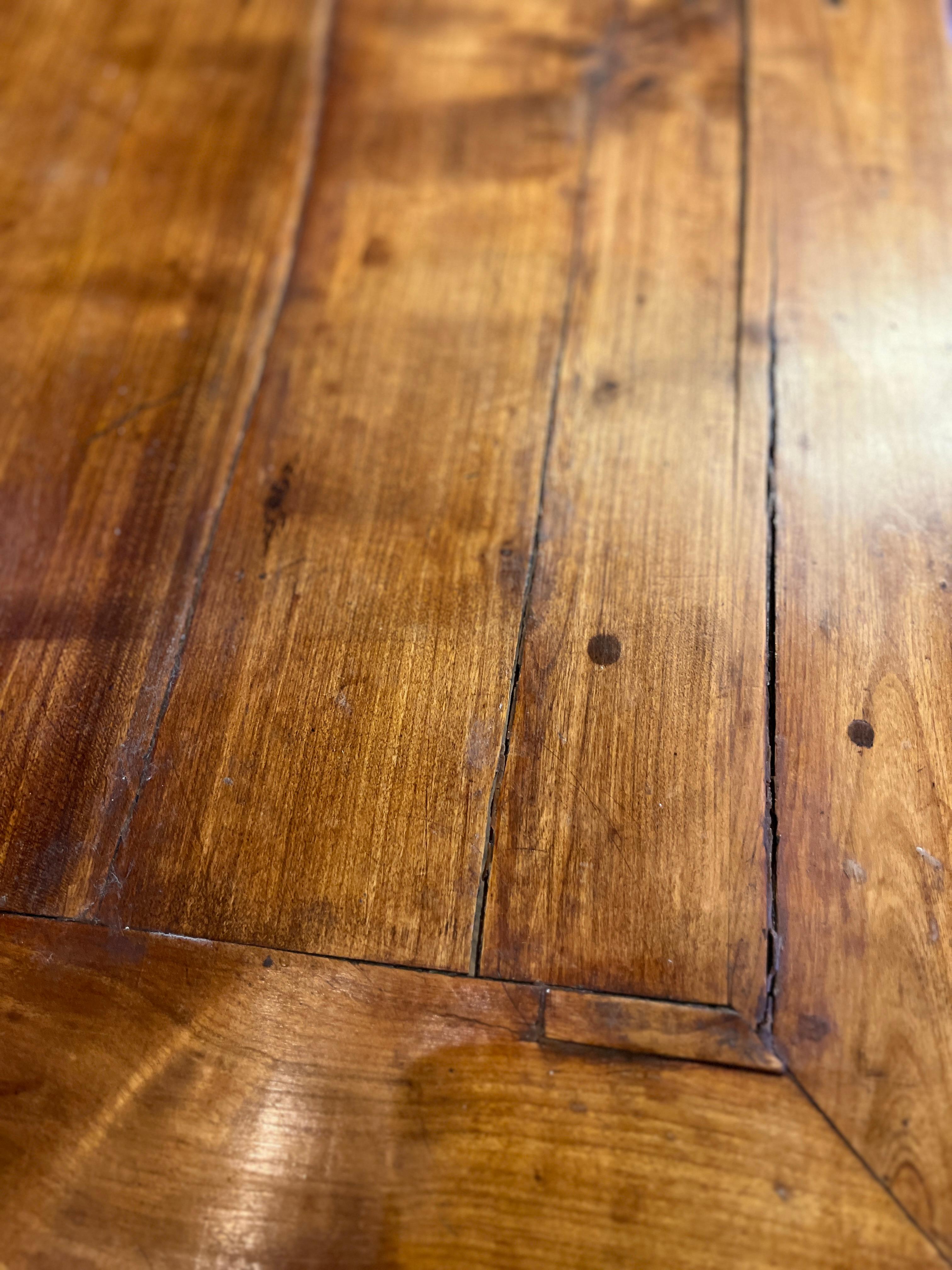 Mesa francesa de nogal del siglo XIX (principios) Patas cabriolé Madera en venta