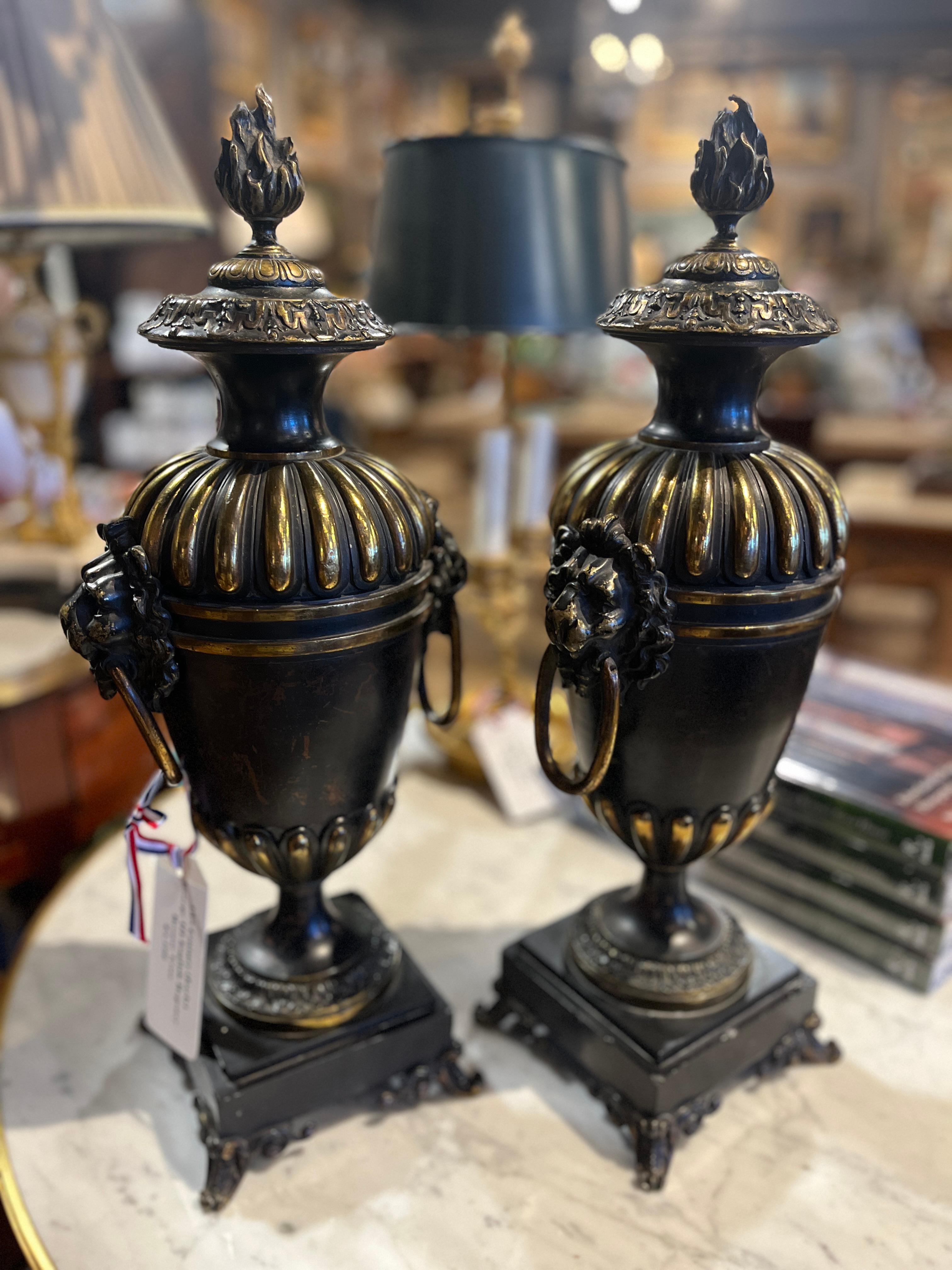 19. Jahrhundert (früh) George III Englisch Regency Bronze Urnen im Zustand „Gut“ im Angebot in Scottsdale, AZ