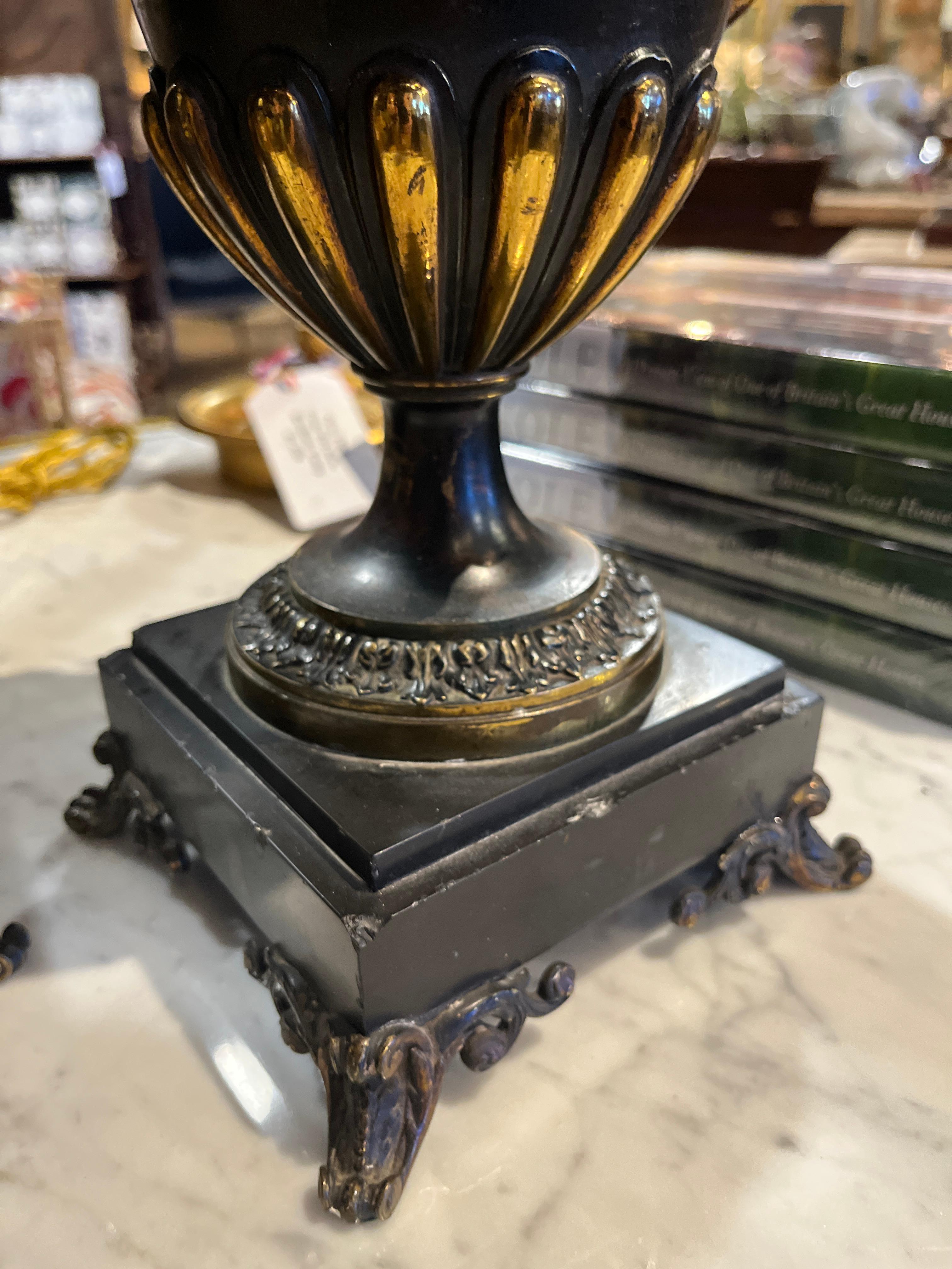 19. Jahrhundert (früh) George III Englisch Regency Bronze Urnen im Angebot 1