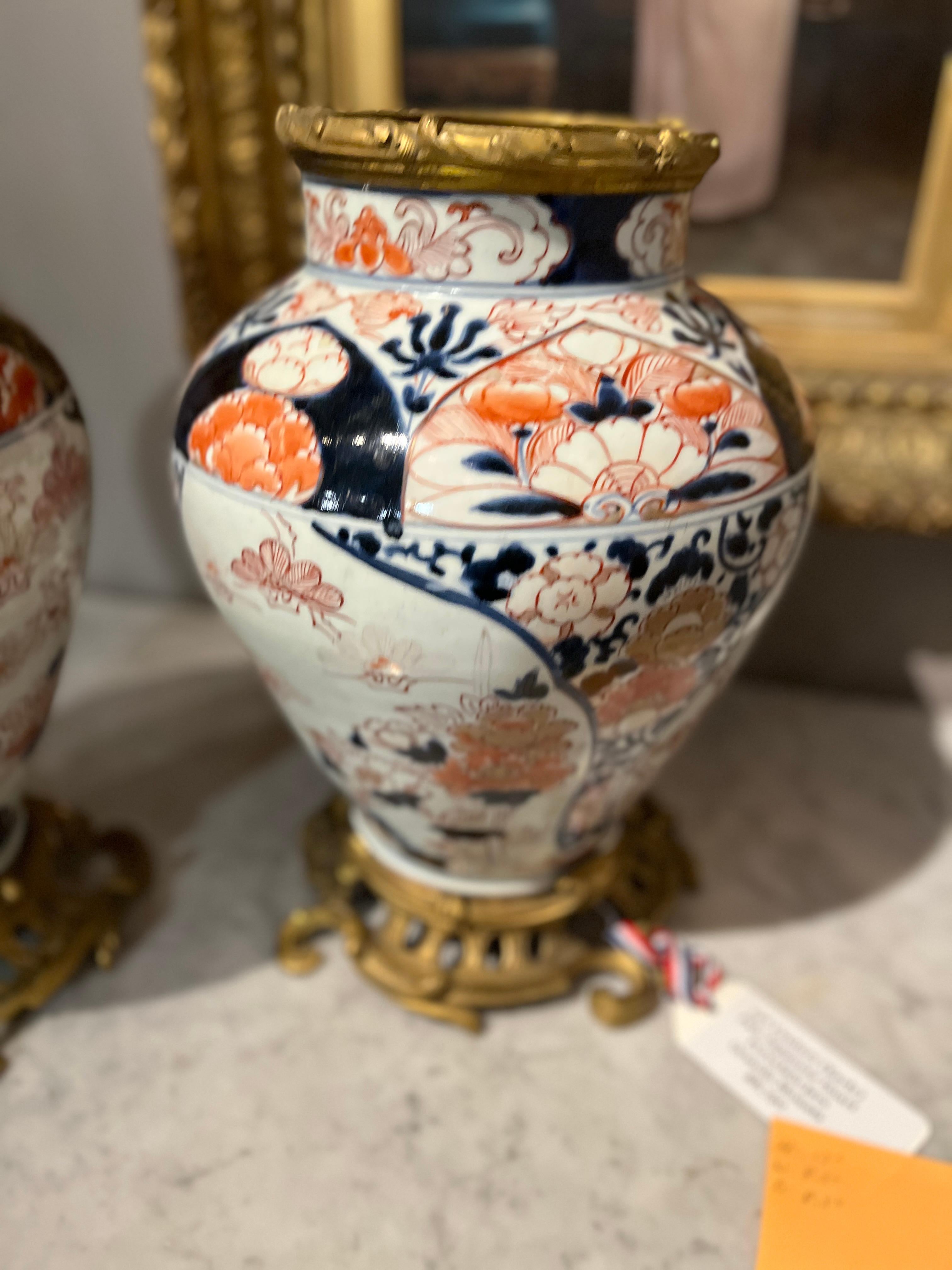 Napoleone III Coppia di vasi in porcellana giapponese Imari Porcelain del XIX secolo (primi anni) con montatura in ormù in vendita