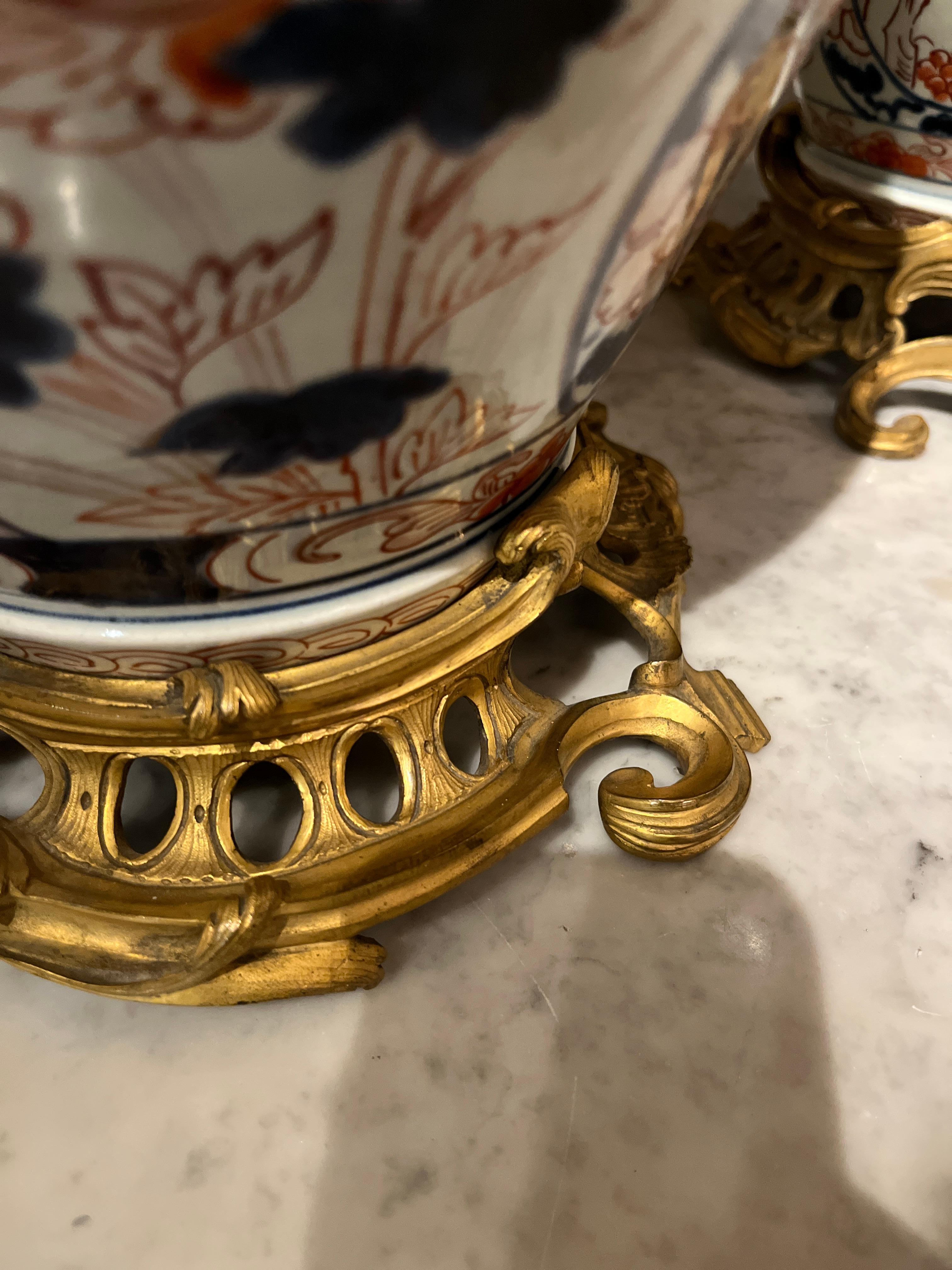 Francese Coppia di vasi in porcellana giapponese Imari Porcelain del XIX secolo (primi anni) con montatura in ormù in vendita