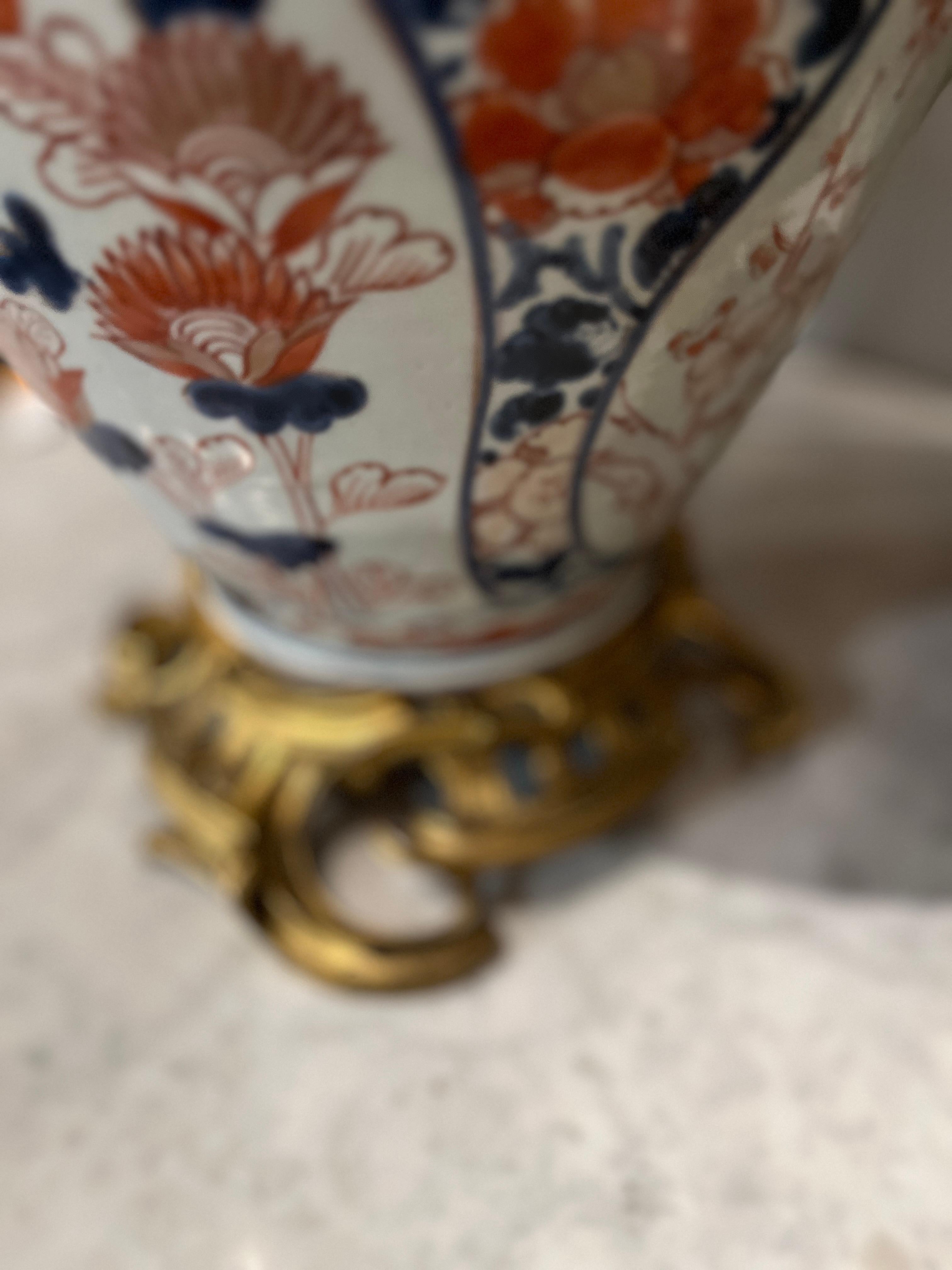 Porcellana Coppia di vasi in porcellana giapponese Imari Porcelain del XIX secolo (primi anni) con montatura in ormù in vendita